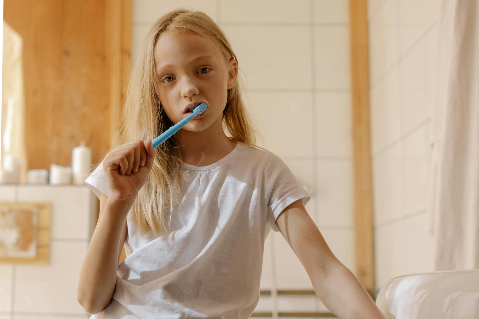 A young girl brushing her teeth | Source: Pexels