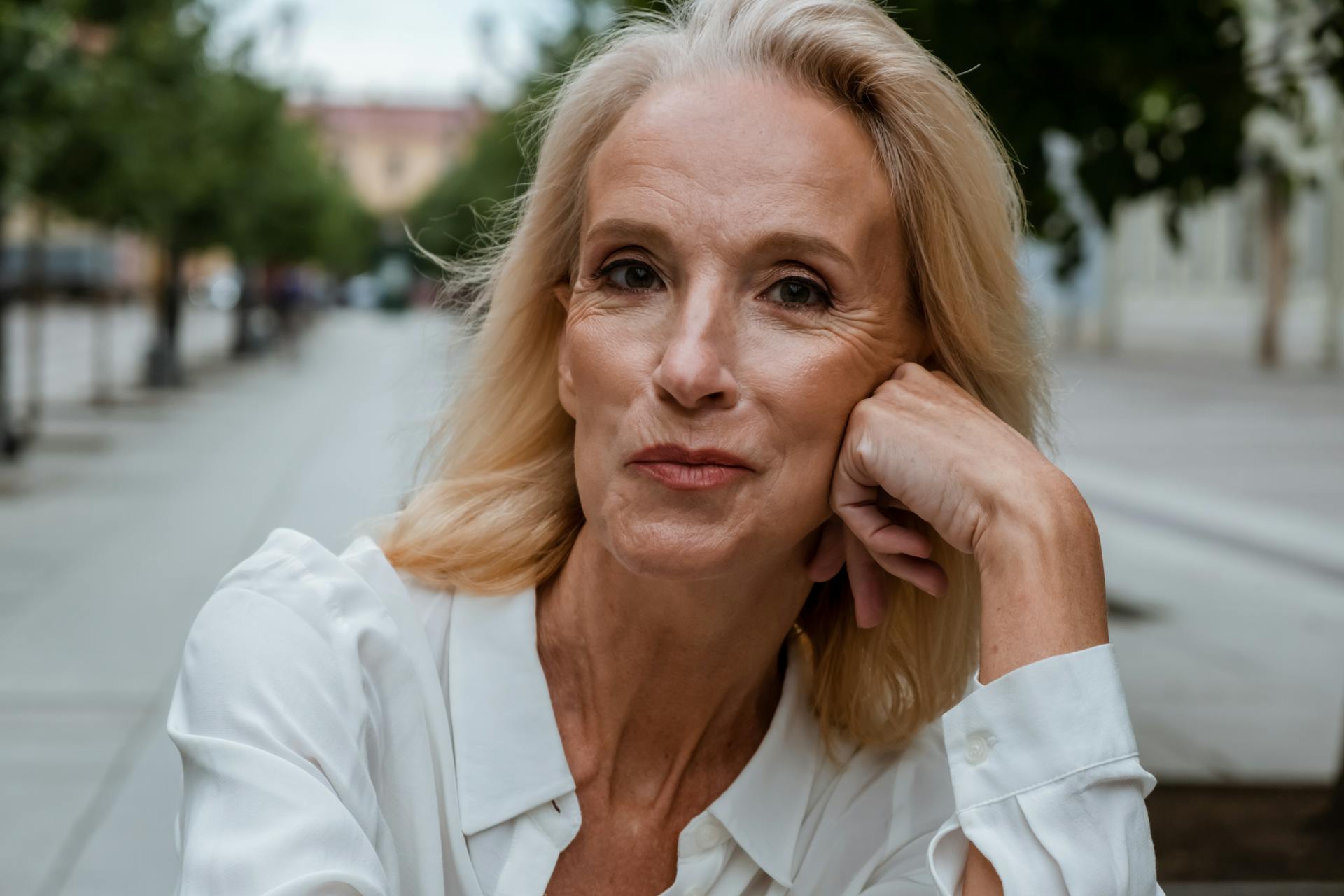 A woman with a smug smile | Source: Pexels
