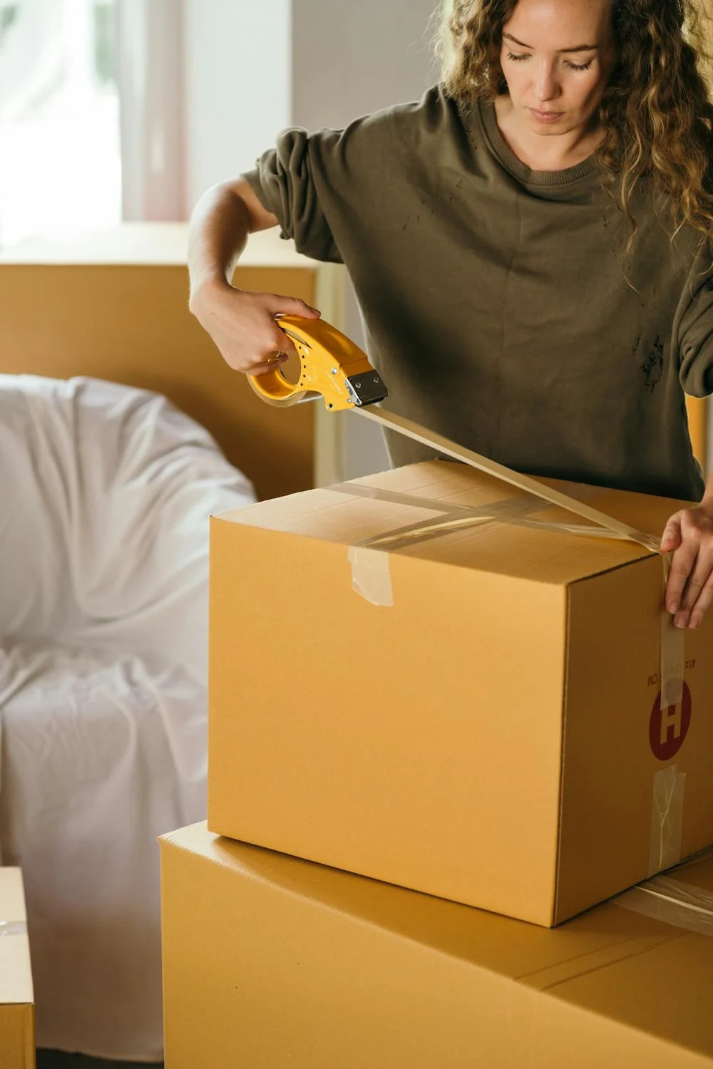 A woman packing a box | Source: Pexels