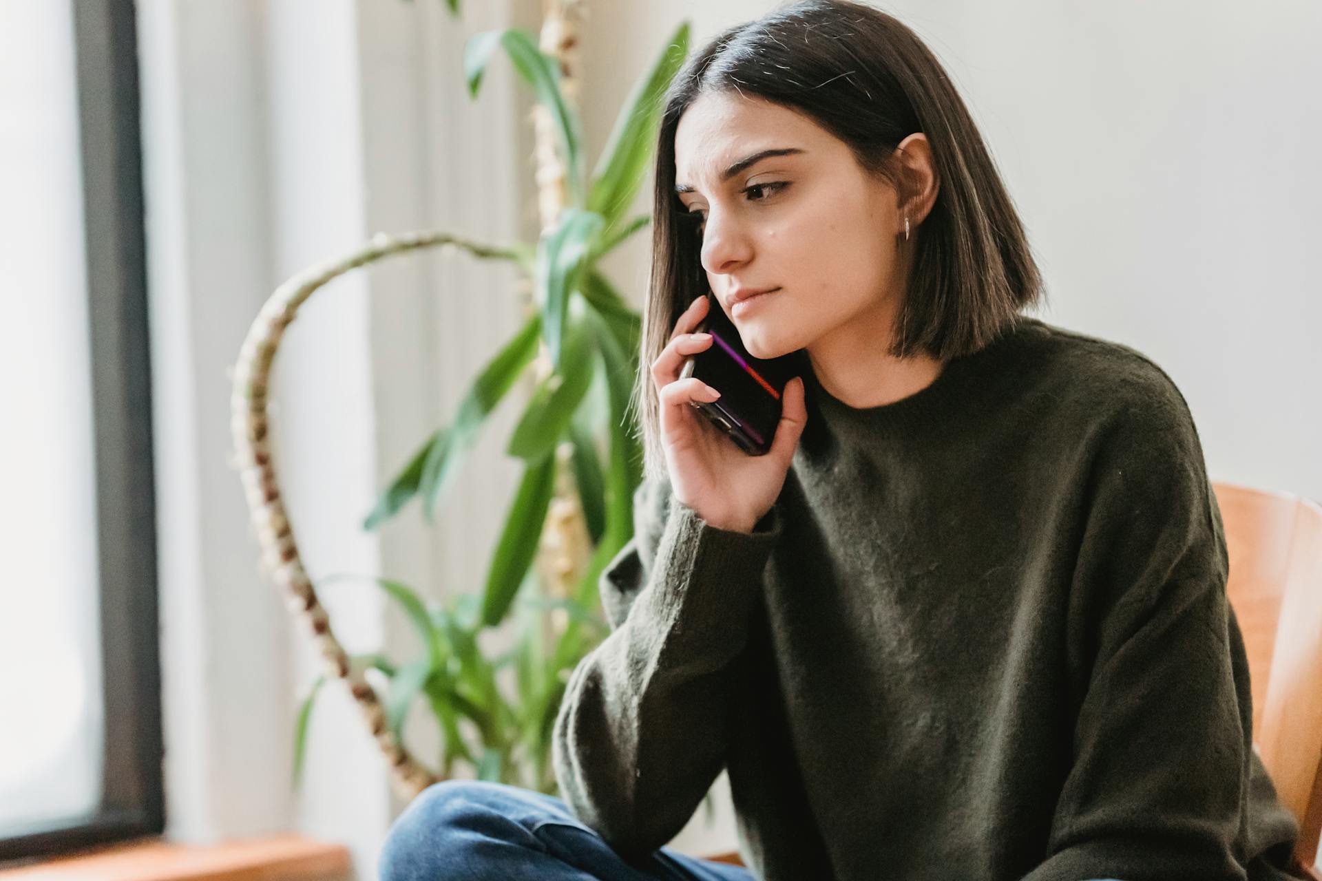 A woman speaking on her cell phone | Source: Pexels