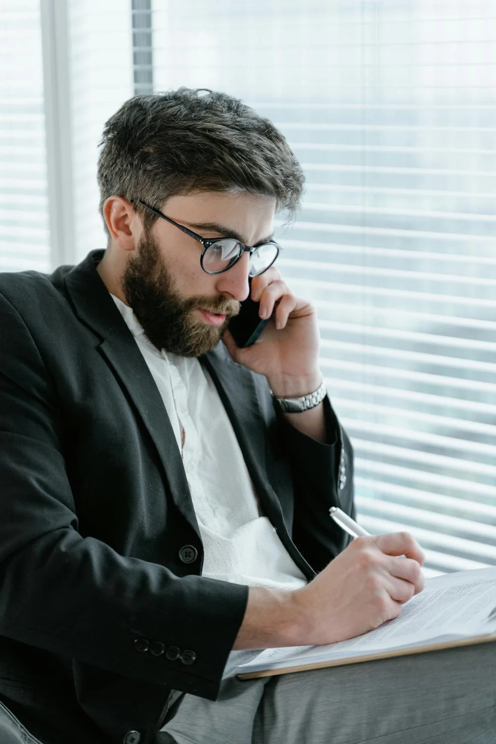 A serious man on his phone | Source: Pexels