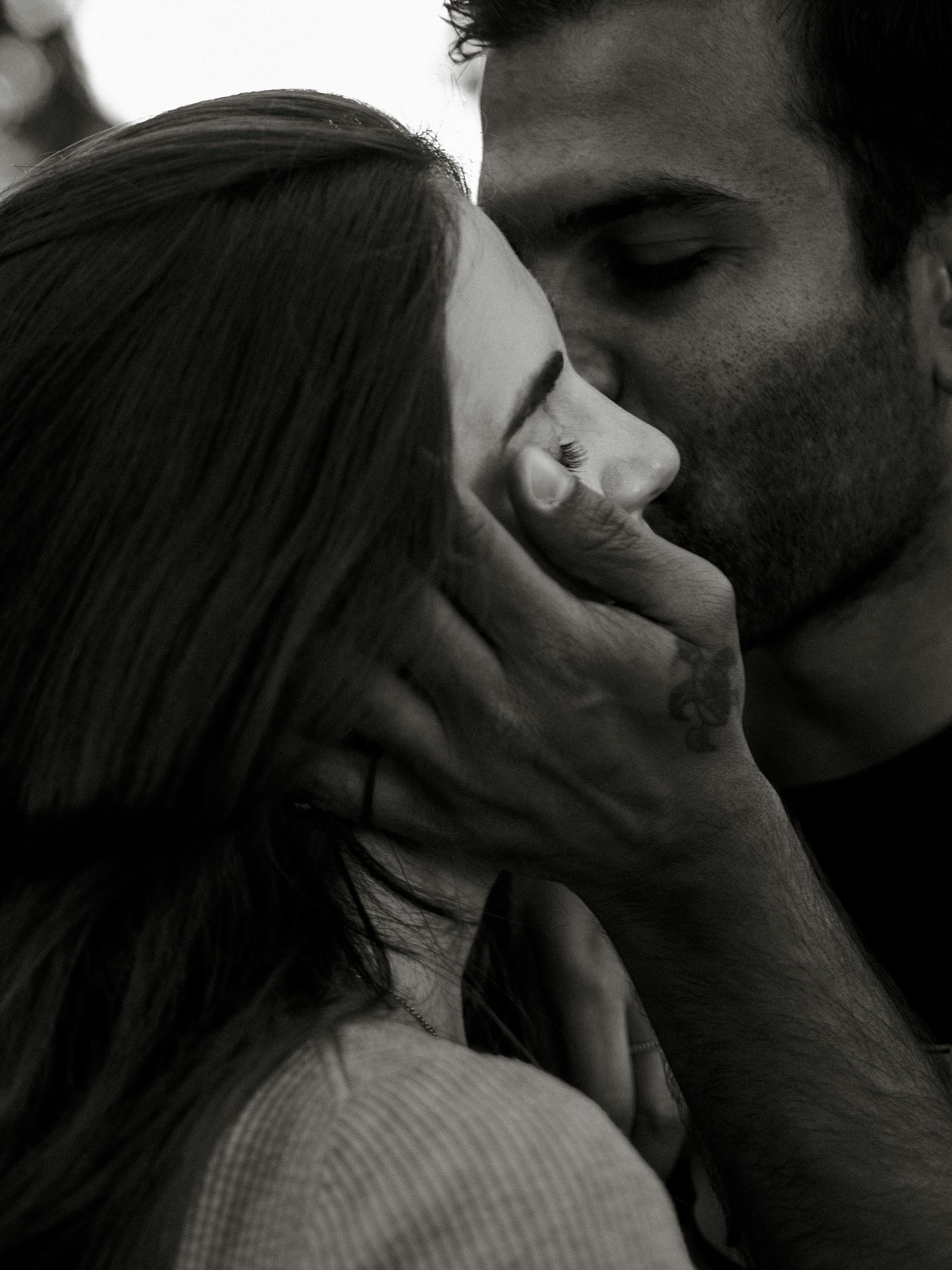 A man embracing a woman | Source: Pexels