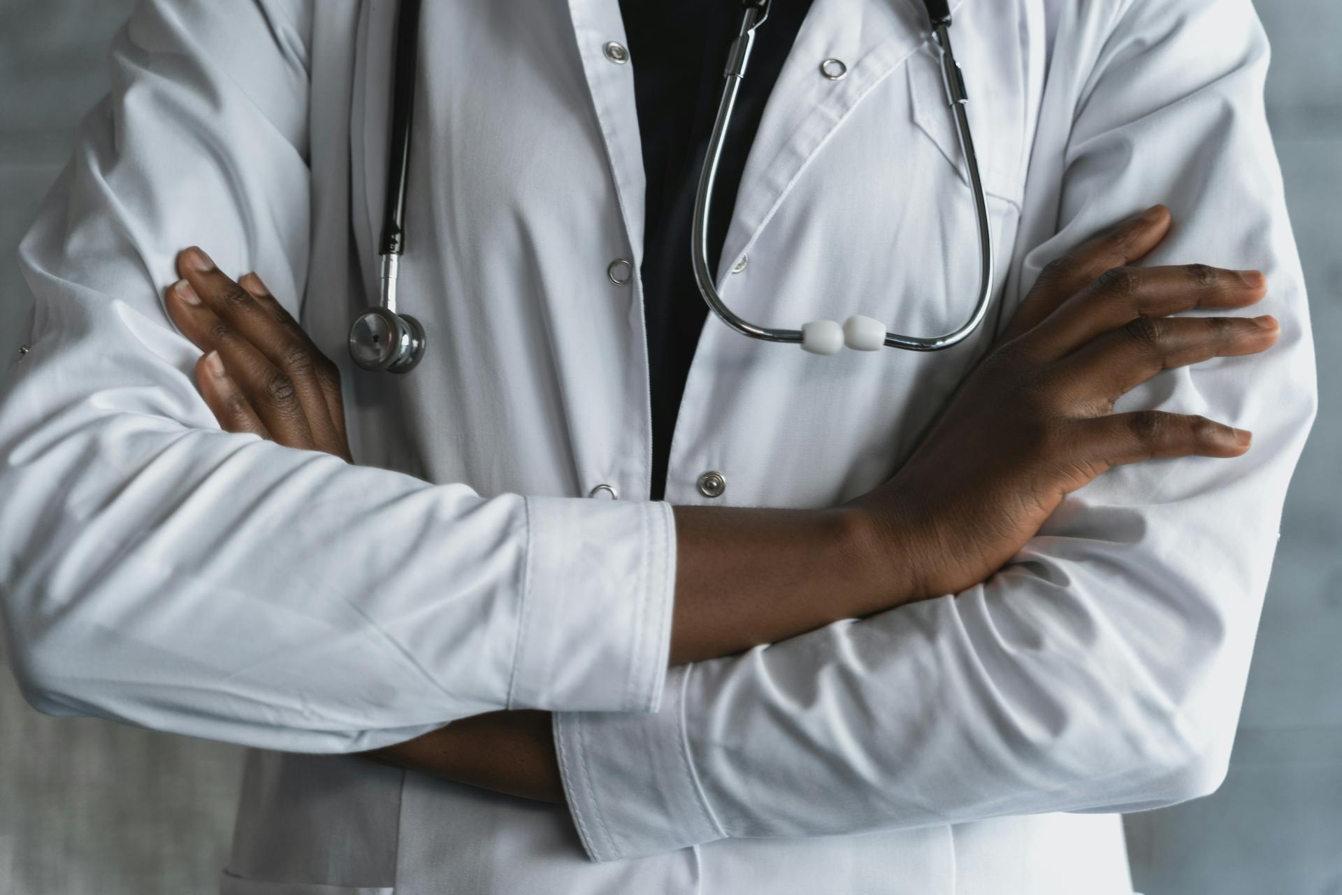 A doctor standing with arms crossed | Source: Pexels