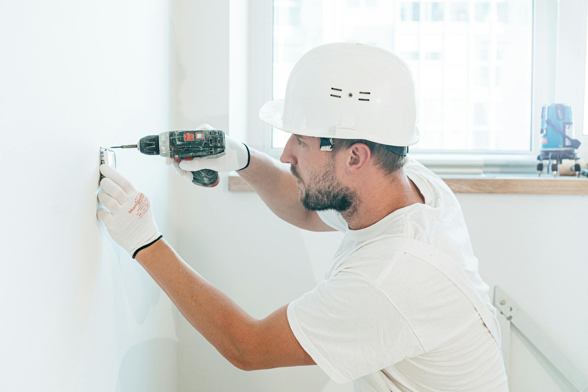 A man drilling into a wall | Source: Pexels