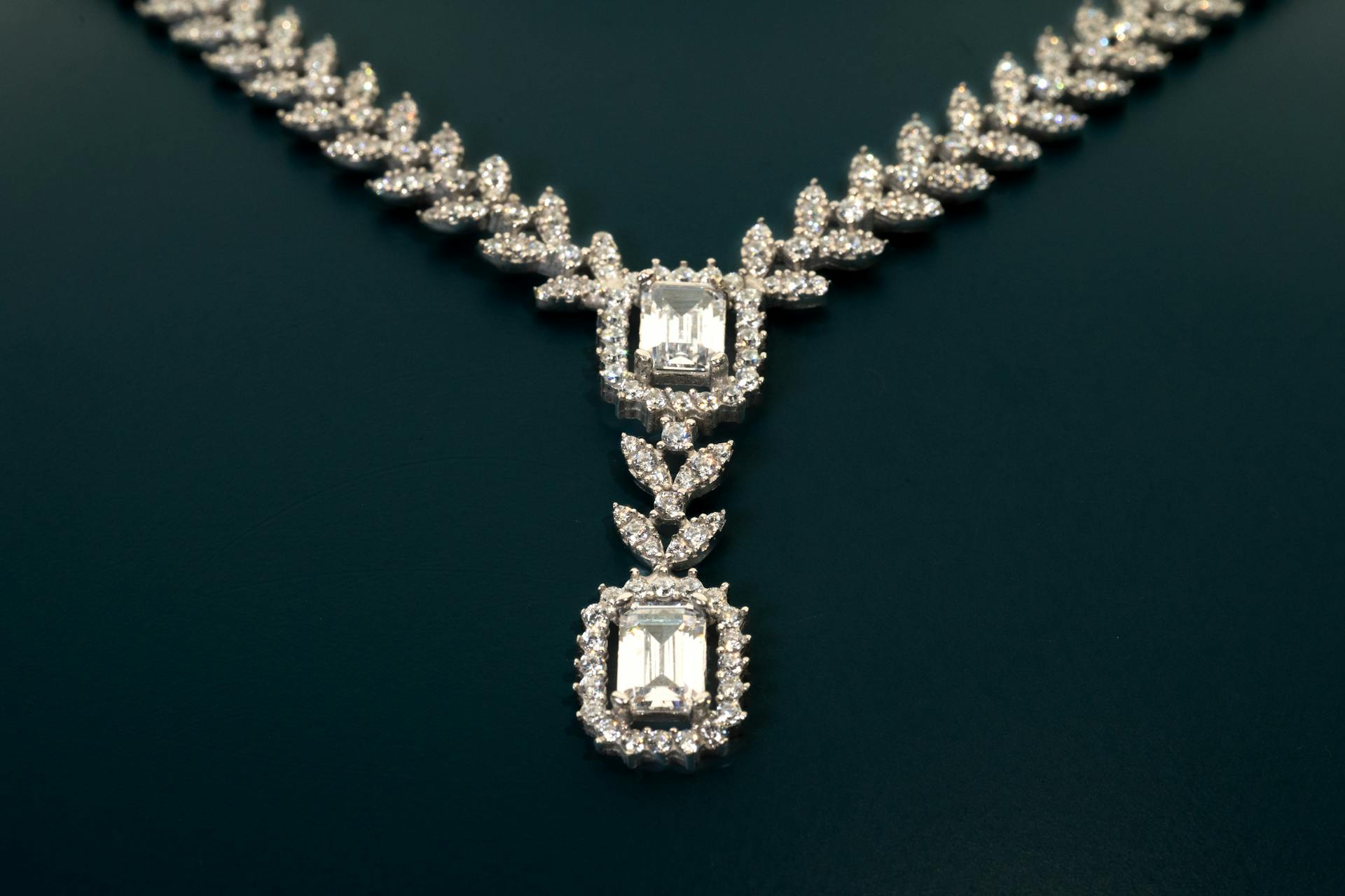 A diamond necklace | Source: Pexels