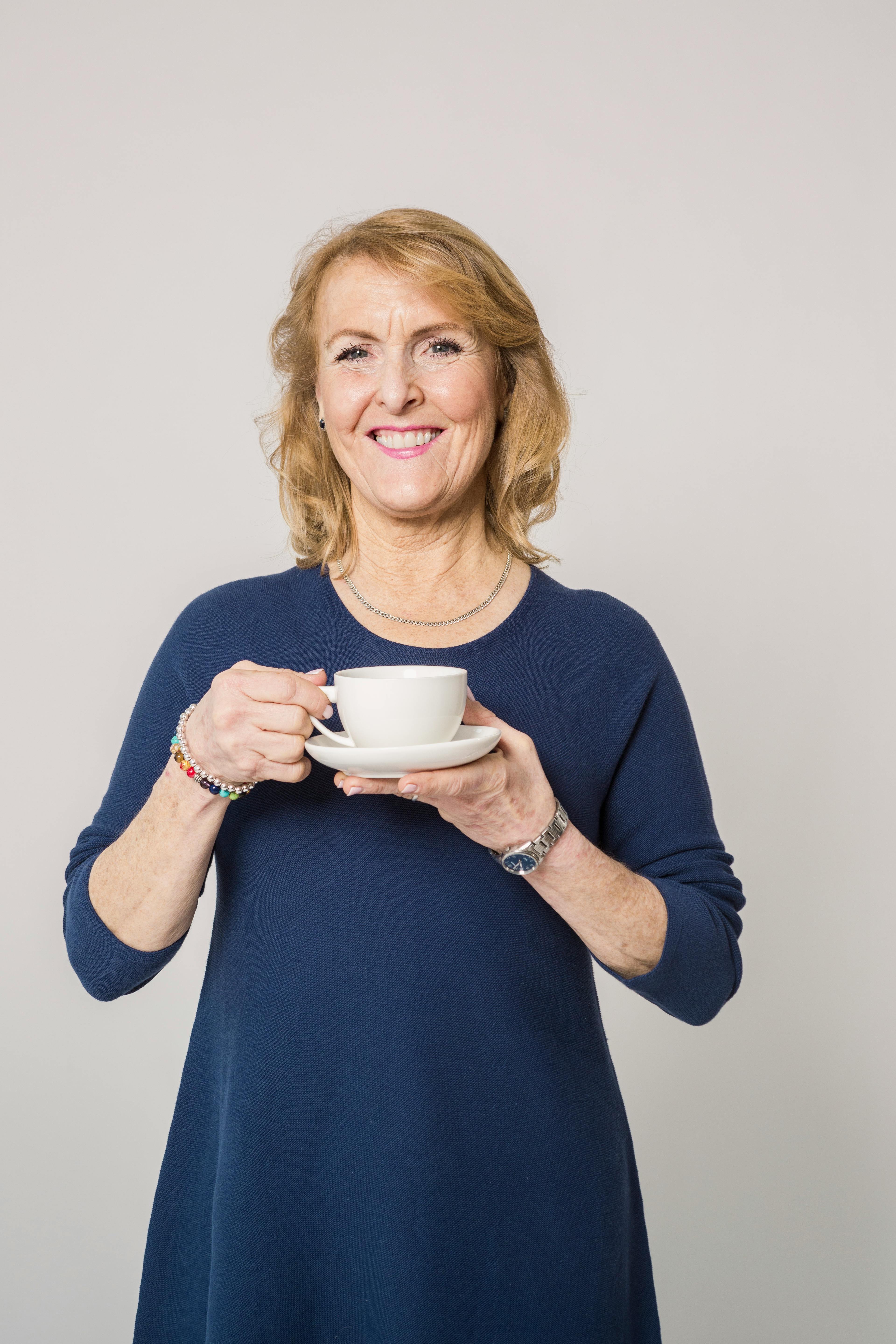 A woman drinking tea | Source: Pexels