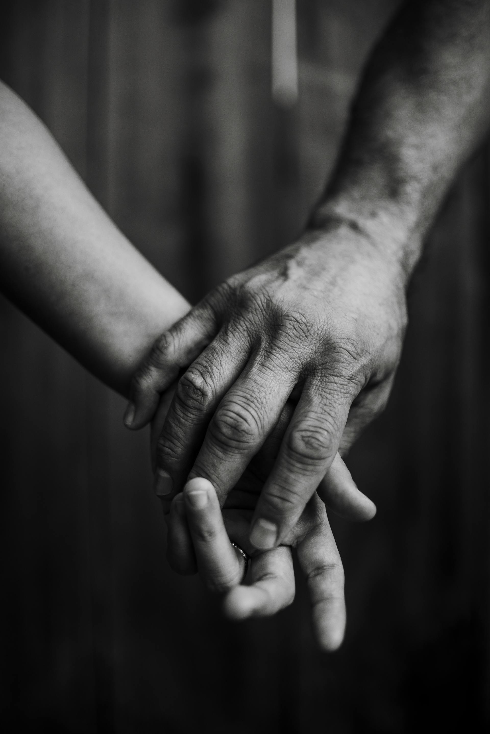 A couple holding hands | Source: Pexels