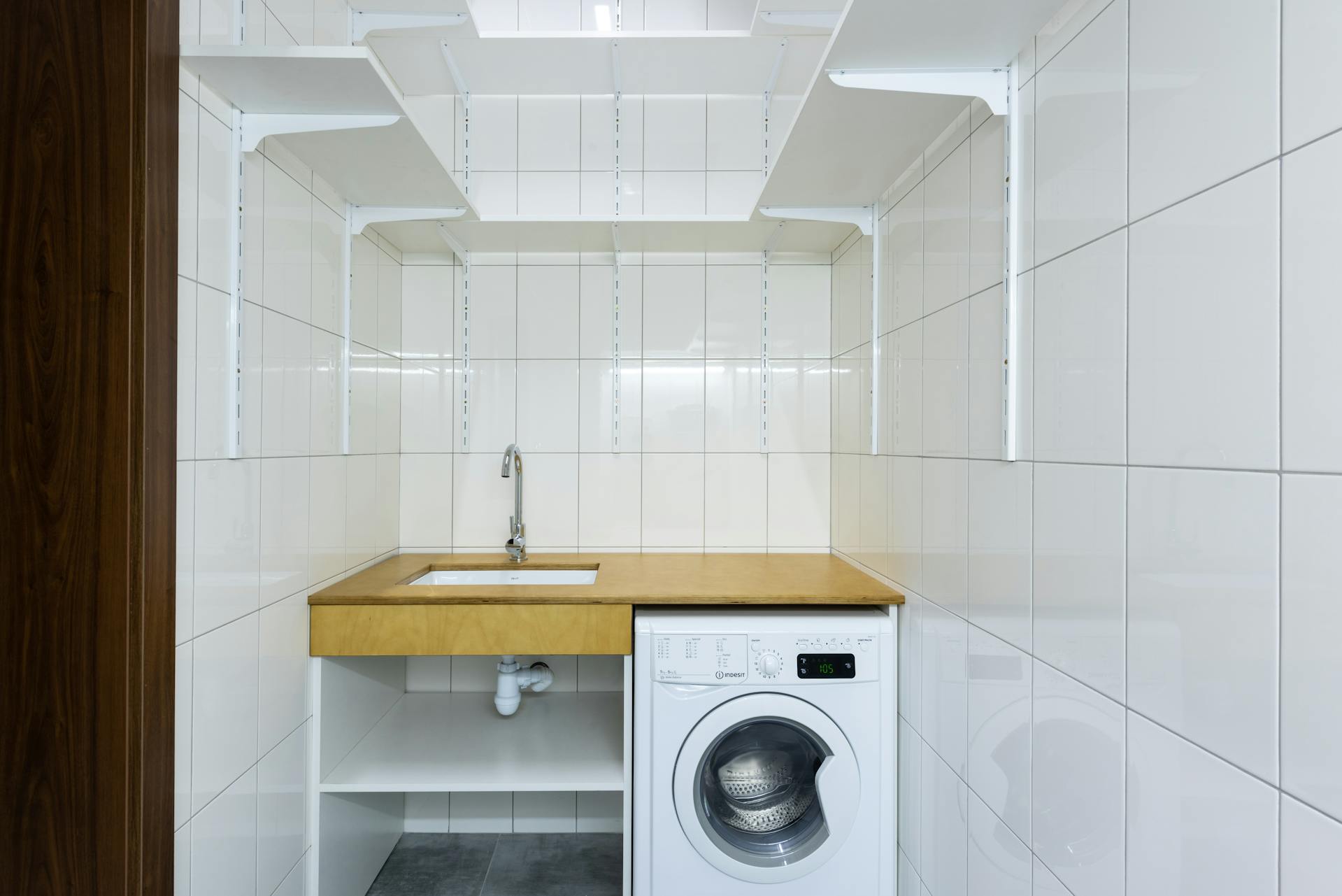 A washing machine in a laundry room | Source: Pexels