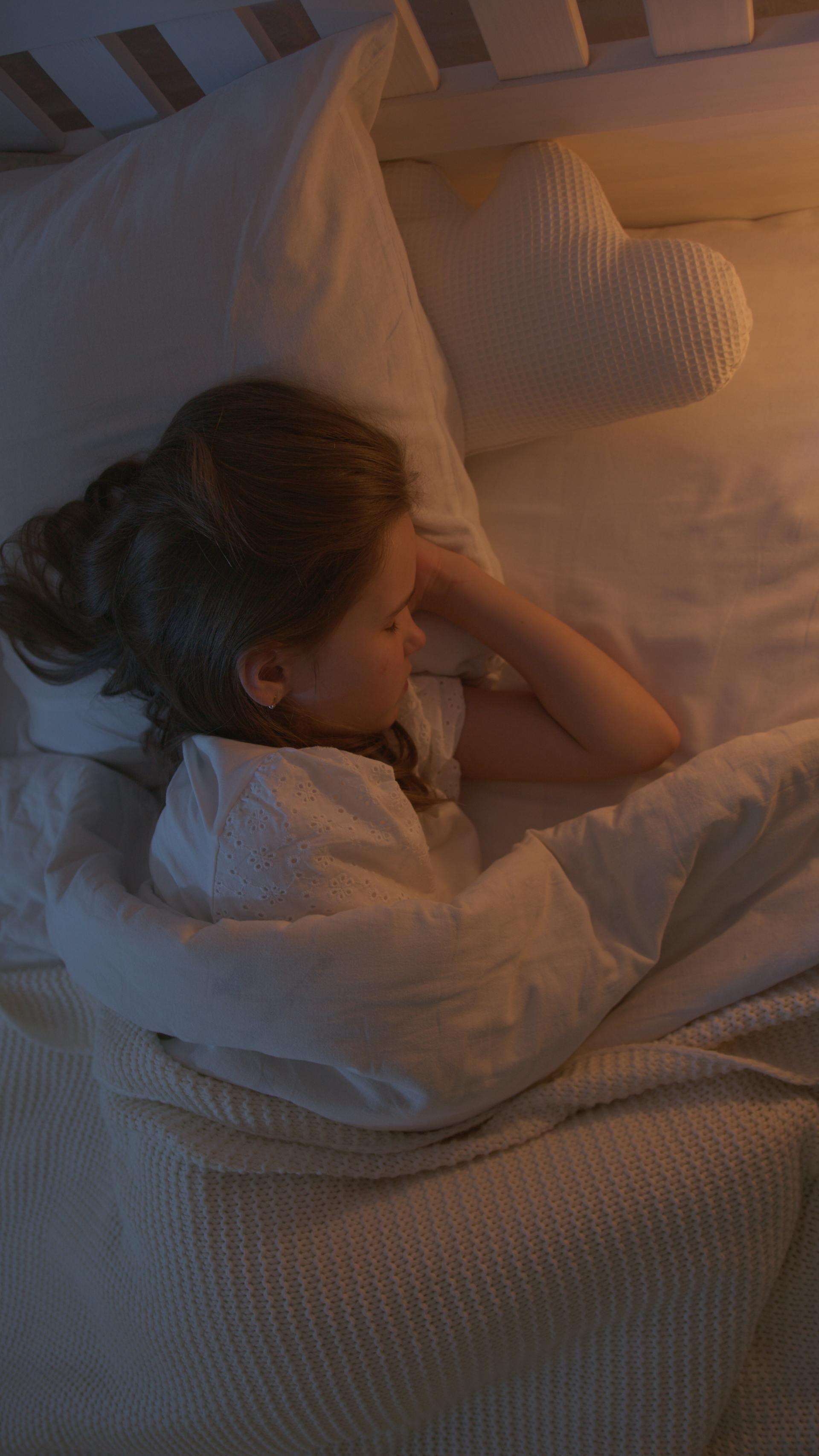 A girl sobbing in bed | Source: Pexels