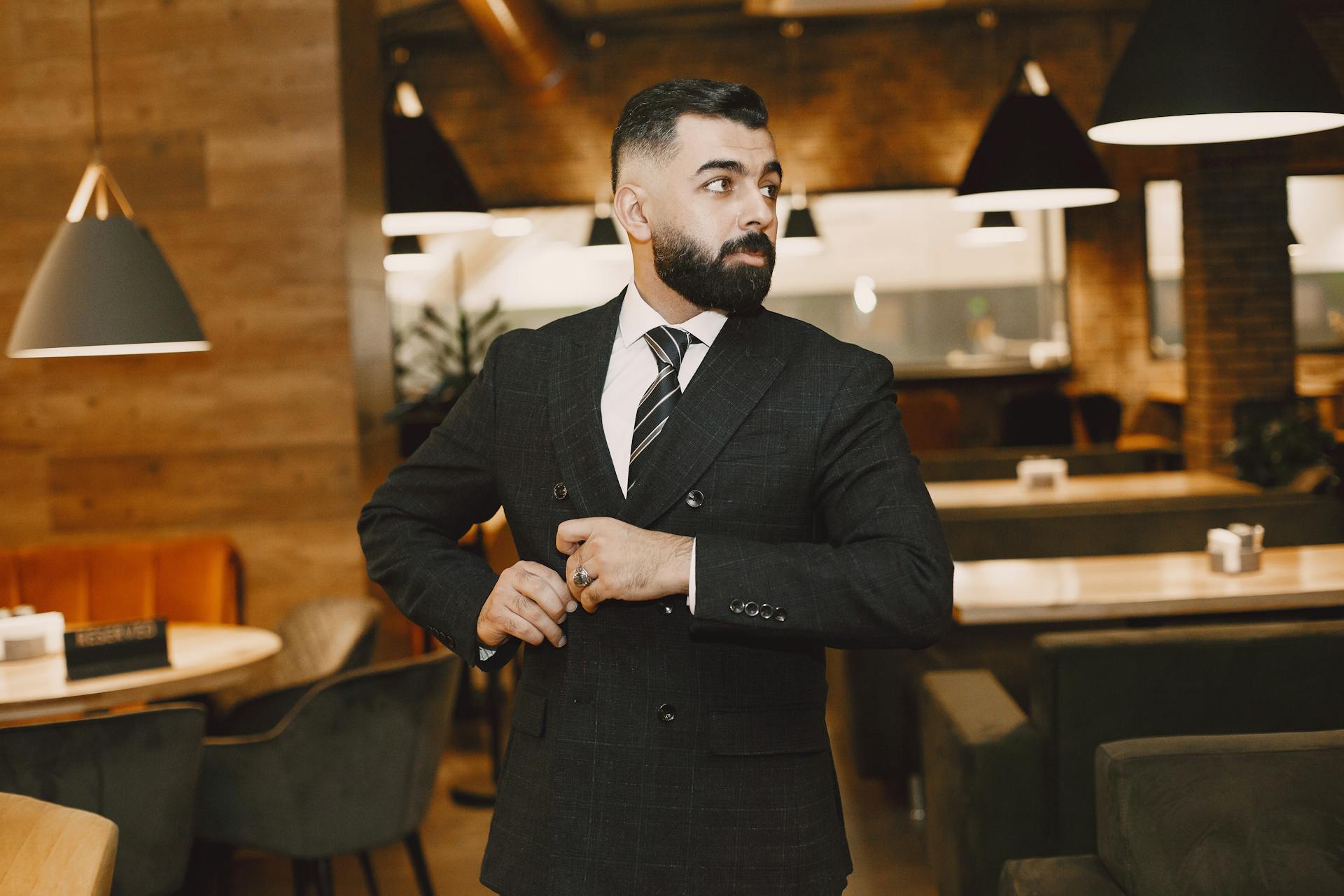 A businessman in a suit in a restaurant | Source: Pexels