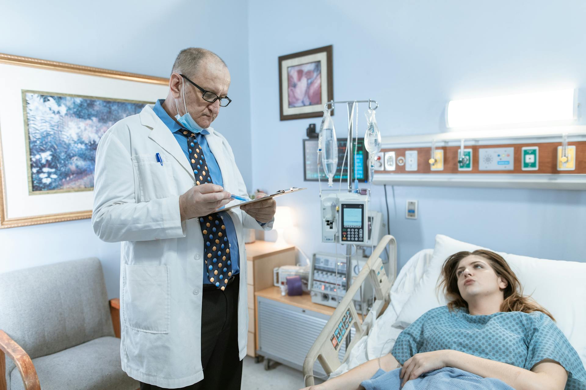 A doctor and a female patient in a hospital ward | Source: Pexels