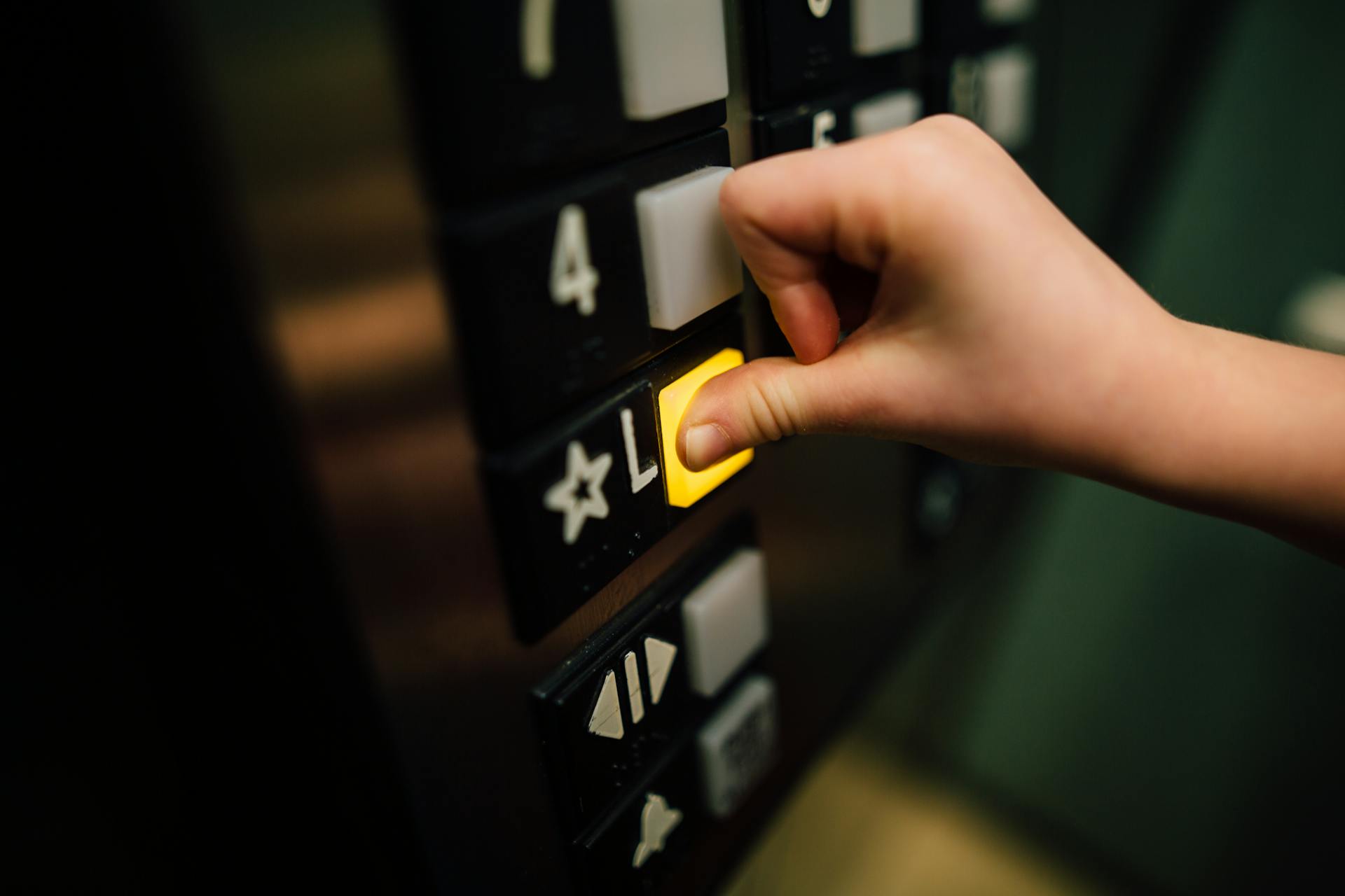 A person pressing the button of a lift | Source: Pexels