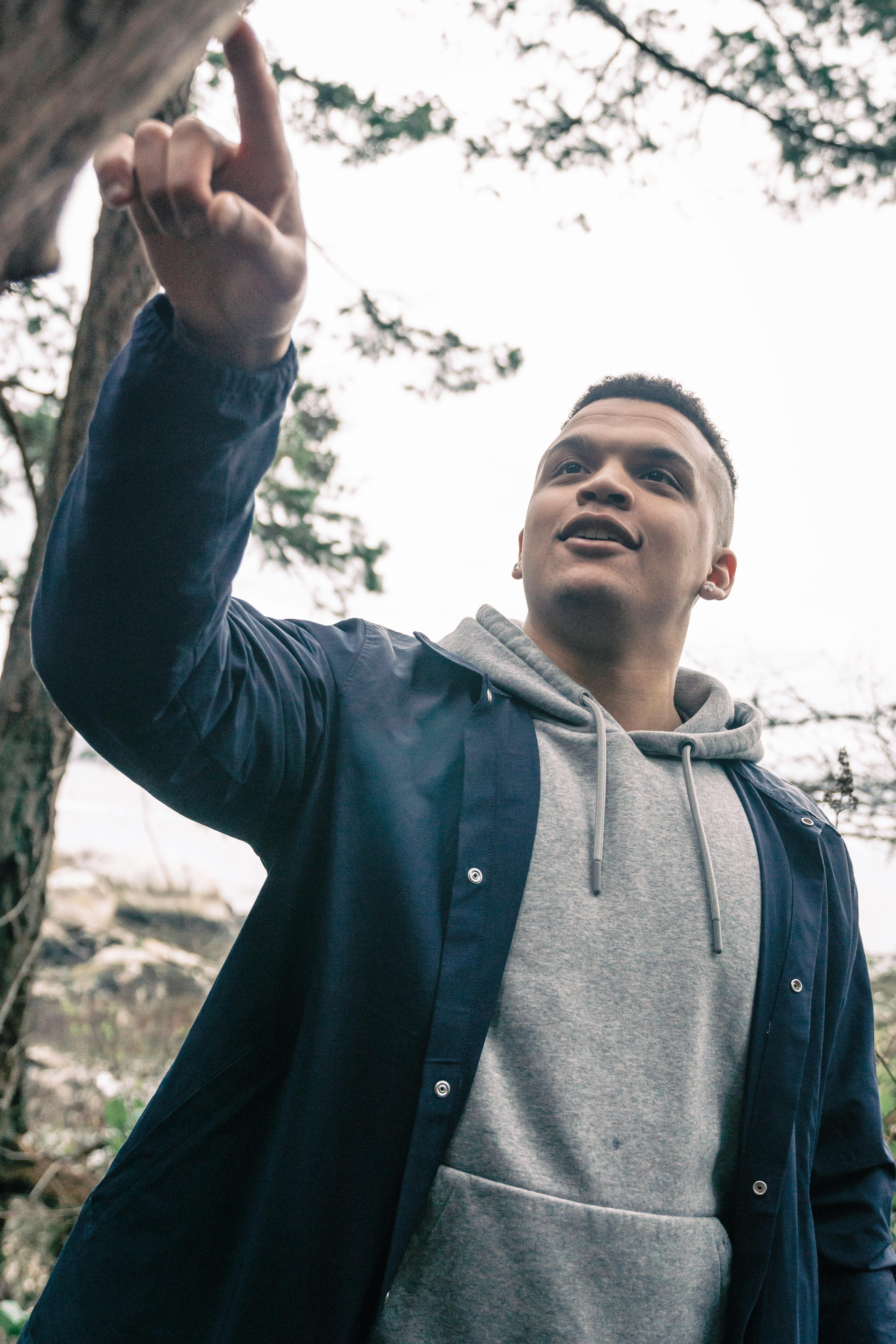 A man pointing | Source: Pexels