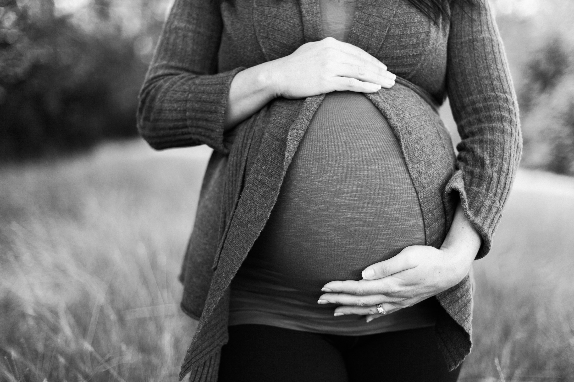 Grayscale shot of a pregnant woman | Source: Unsplash