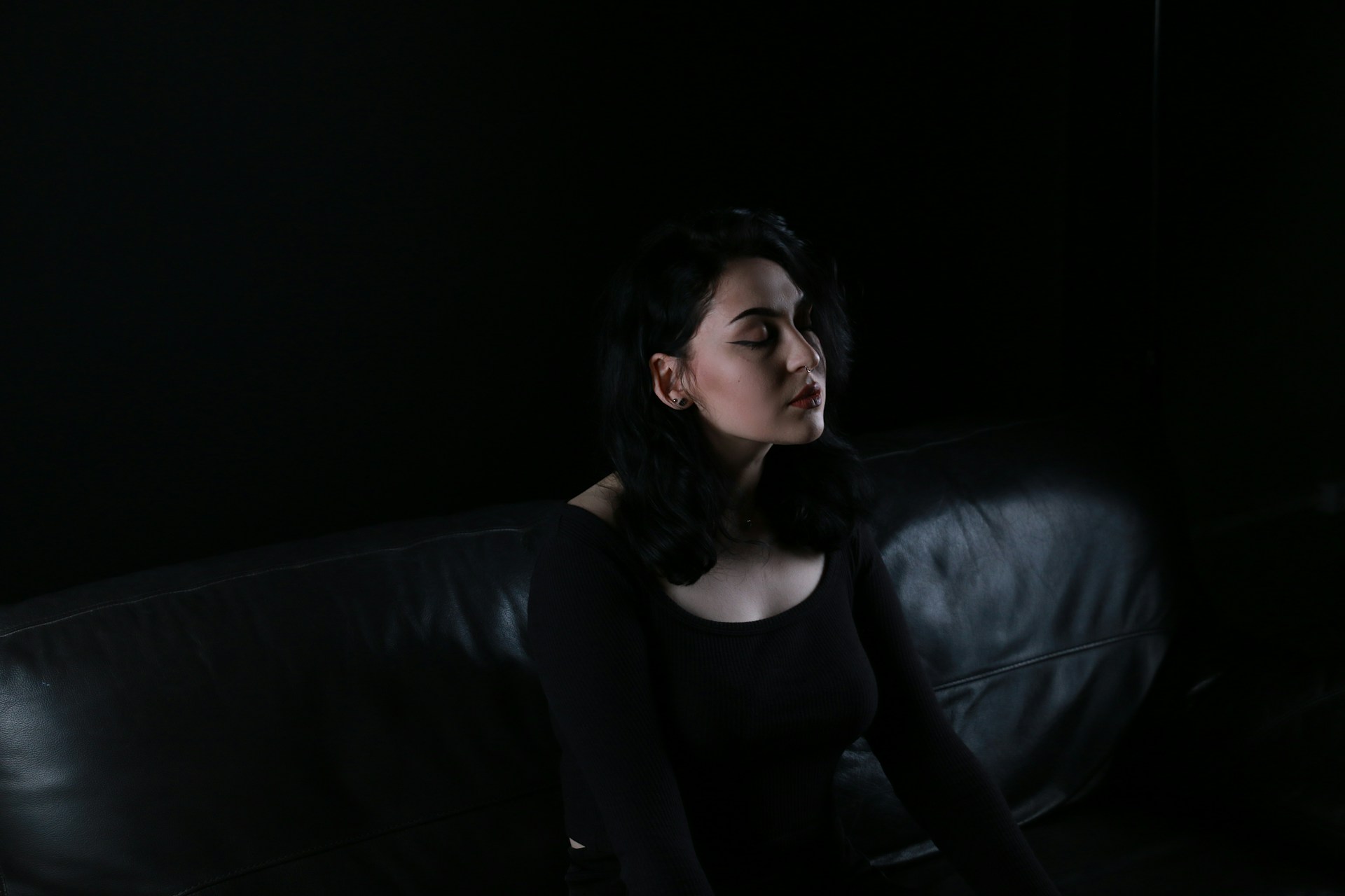 Uma mulher sentada em um sofá | Fonte: Unsplash