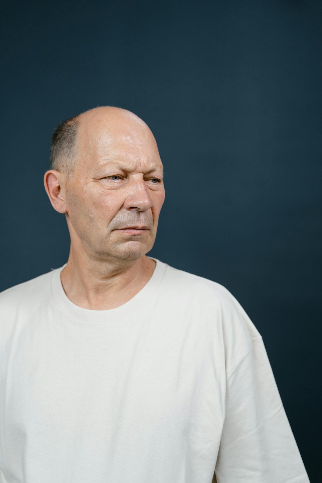 A thoughtful senior man | Source: Pexels