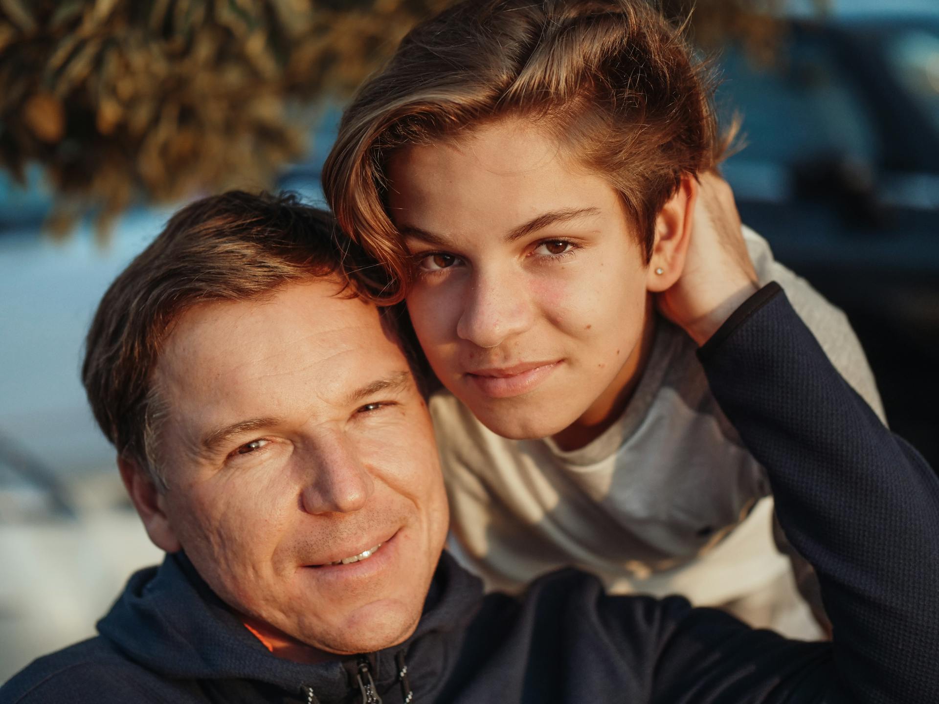 A dad with his teenage son | Source: Pexels