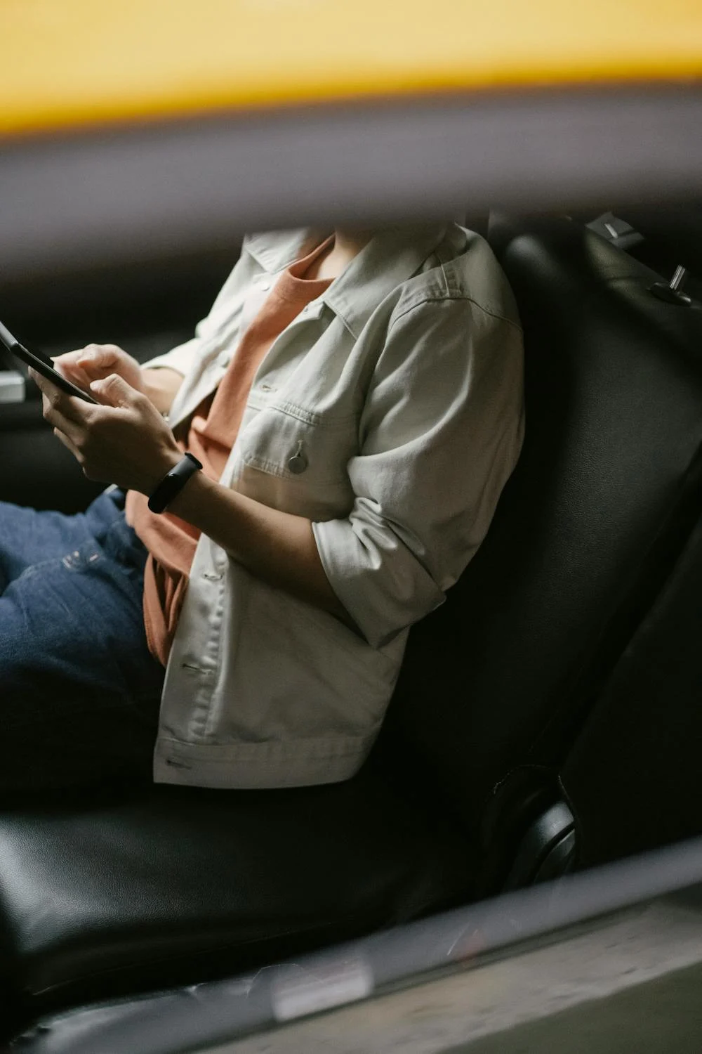 A man texting in his car | Source: Pexels