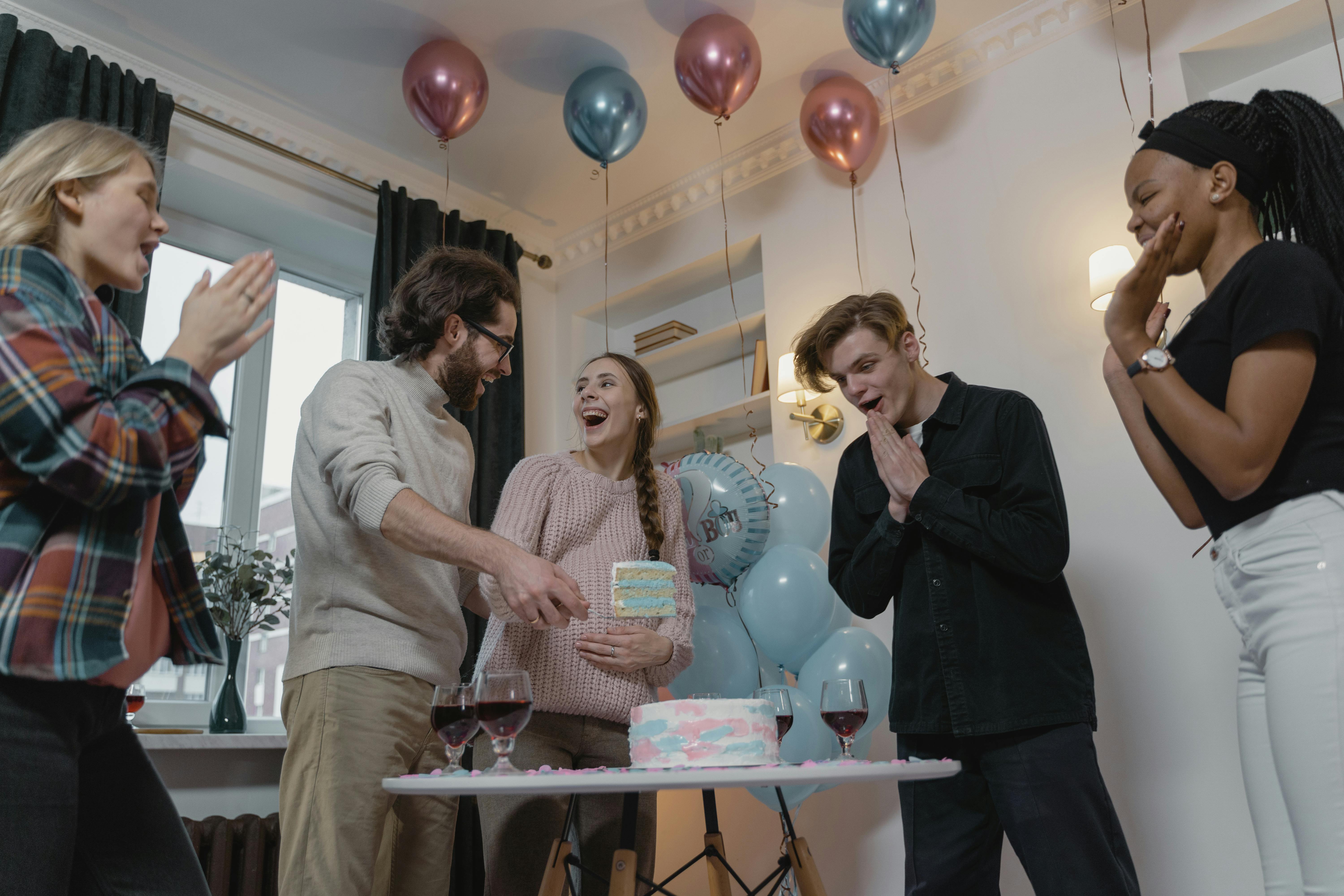A couple holding a cake | Source: Pexels