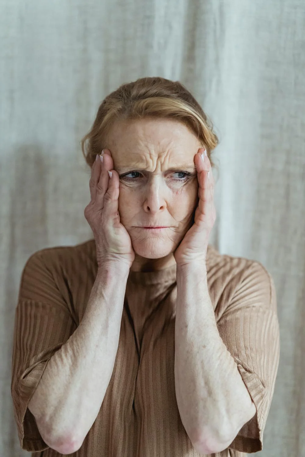 A concerned mature woman | Source: Pexels