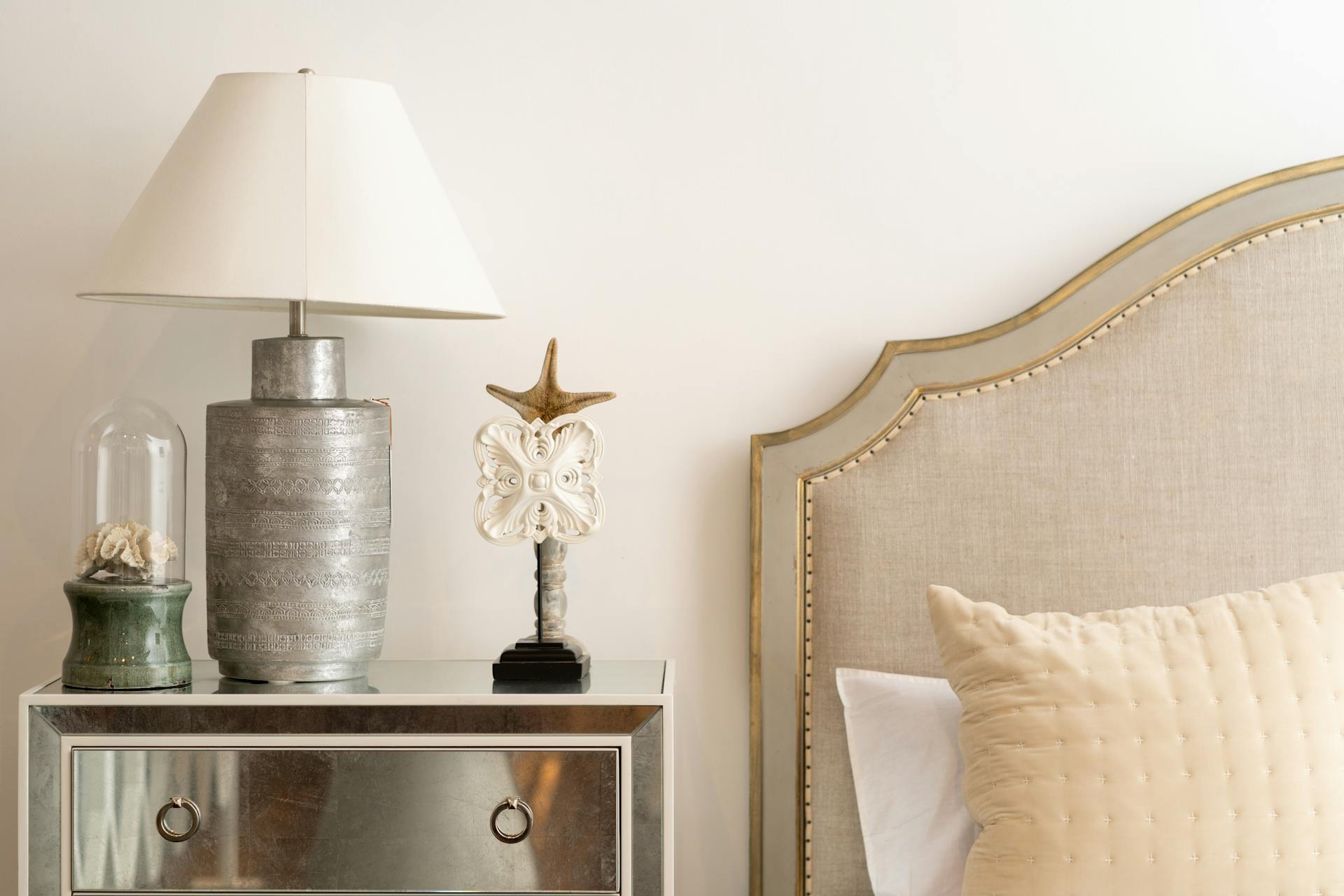 Lamp in a bedroom | Source: Pexels