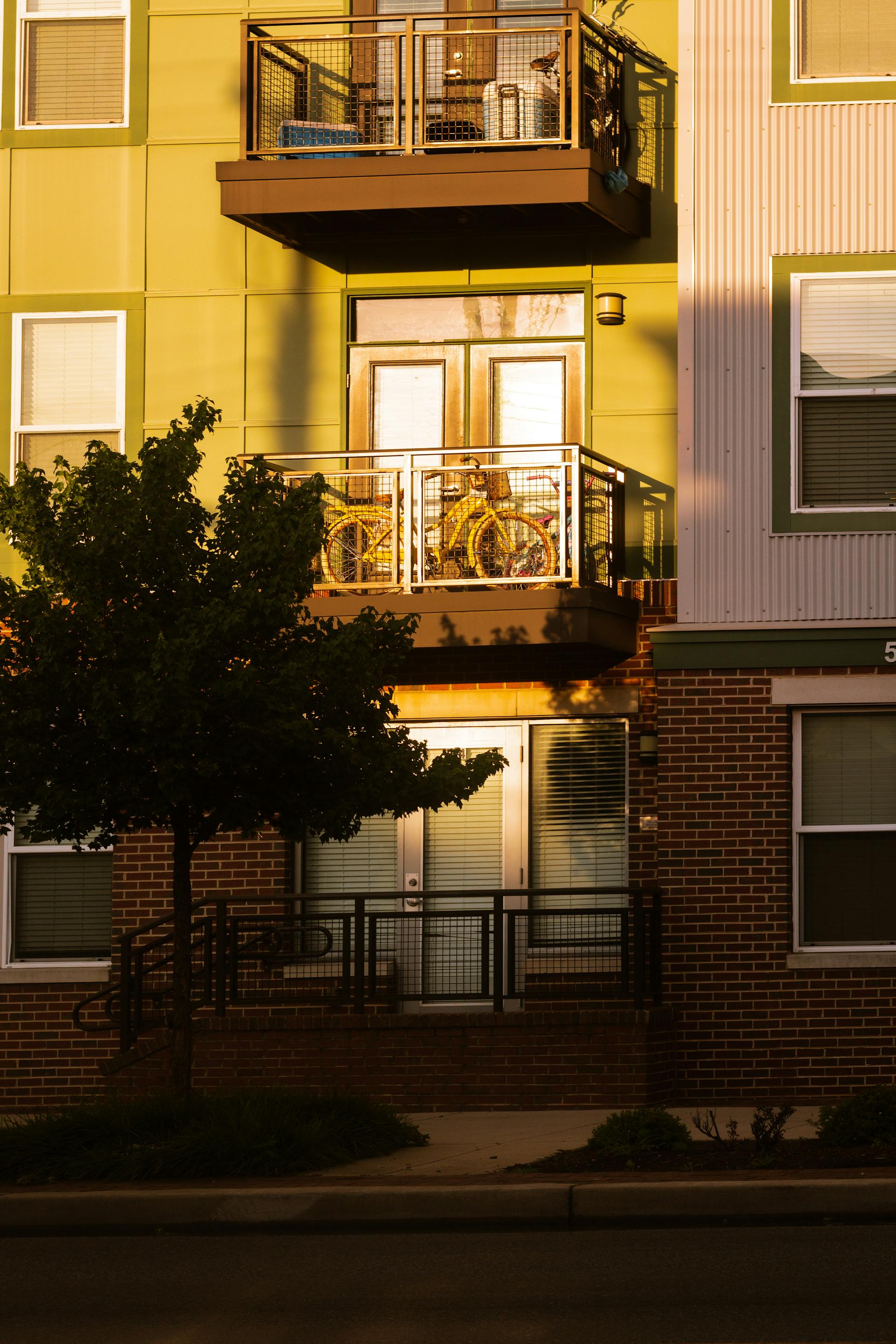 The entrance to an apartment building | Source: Pexels