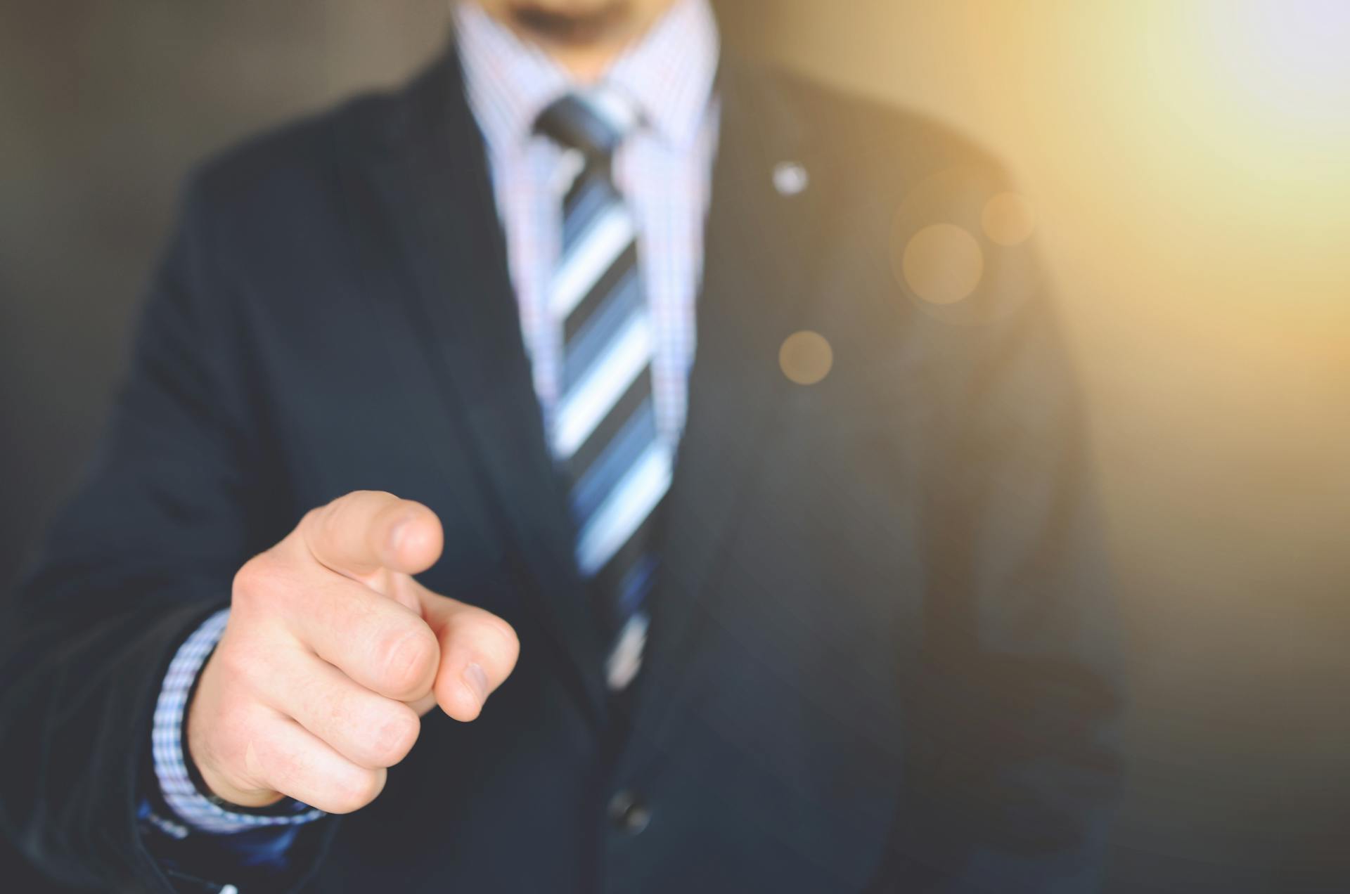 A man pointing an accusing finger | Source: Pexels