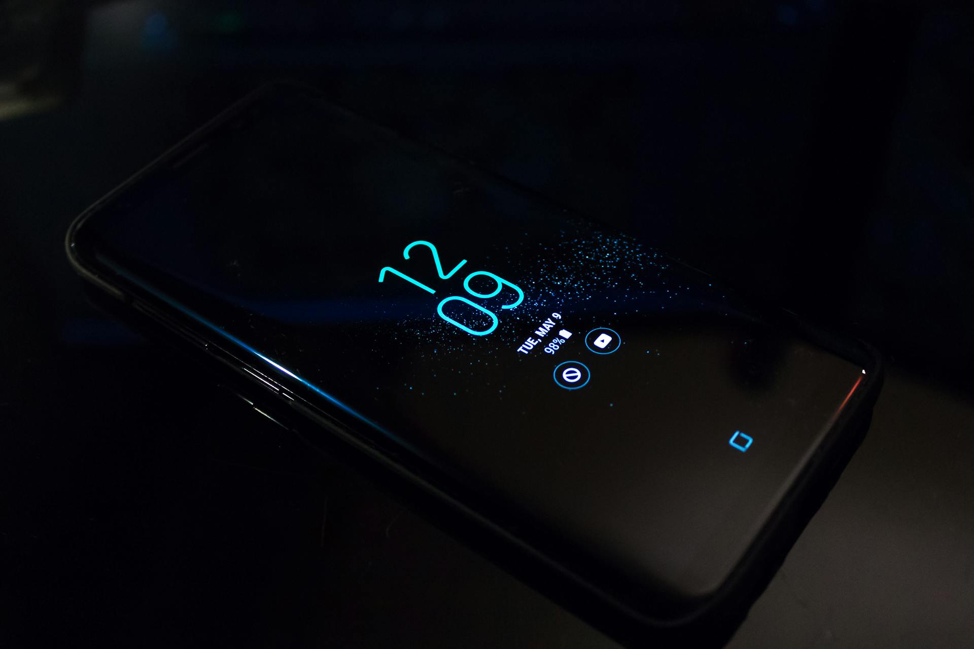 A phone on a nightstand | Source: Pexels