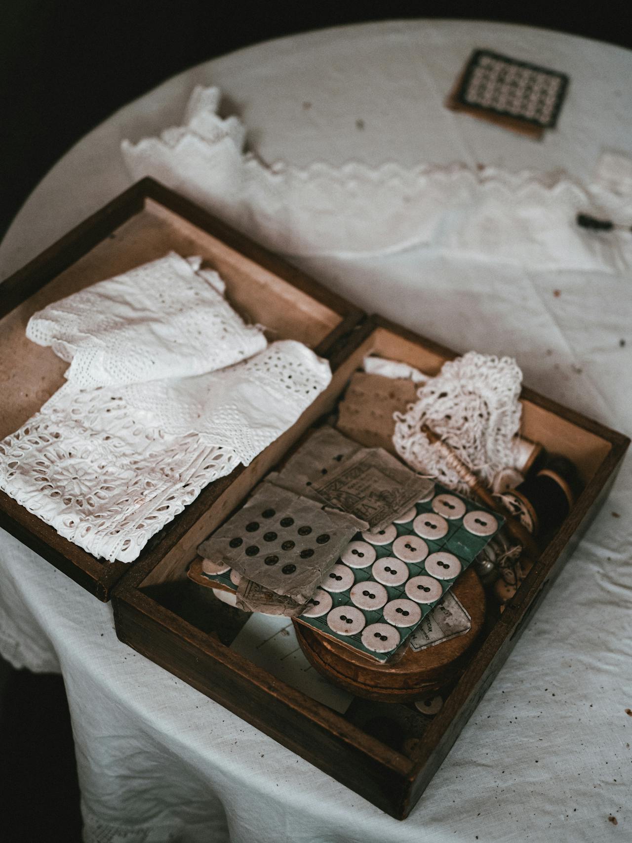 A vintage sewing kit on the table | Source: Pexels