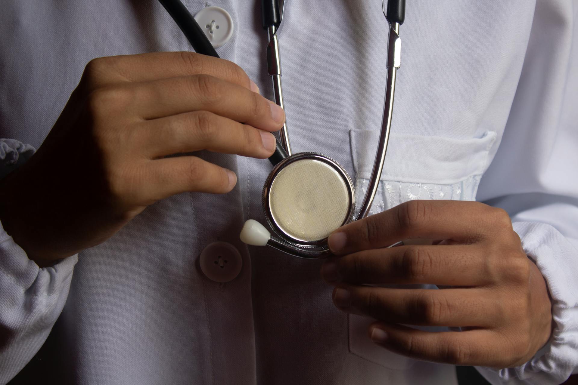 A doctor holding a stethoscope | Source: Pexels