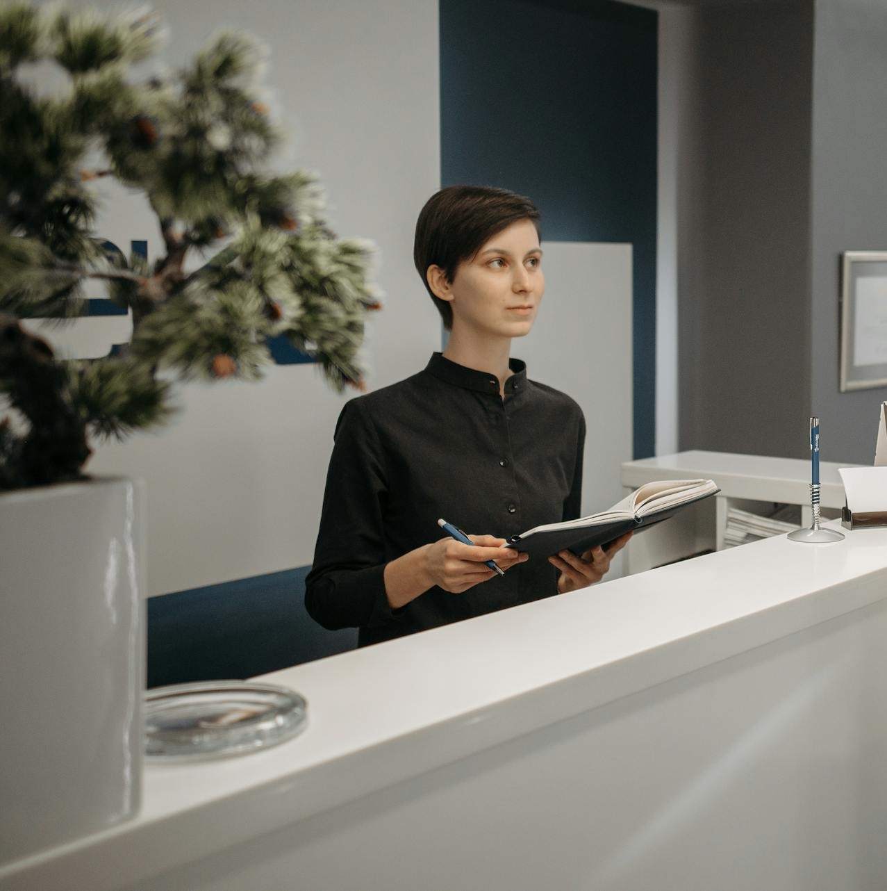 A receptionist at her post | Source: Pexels