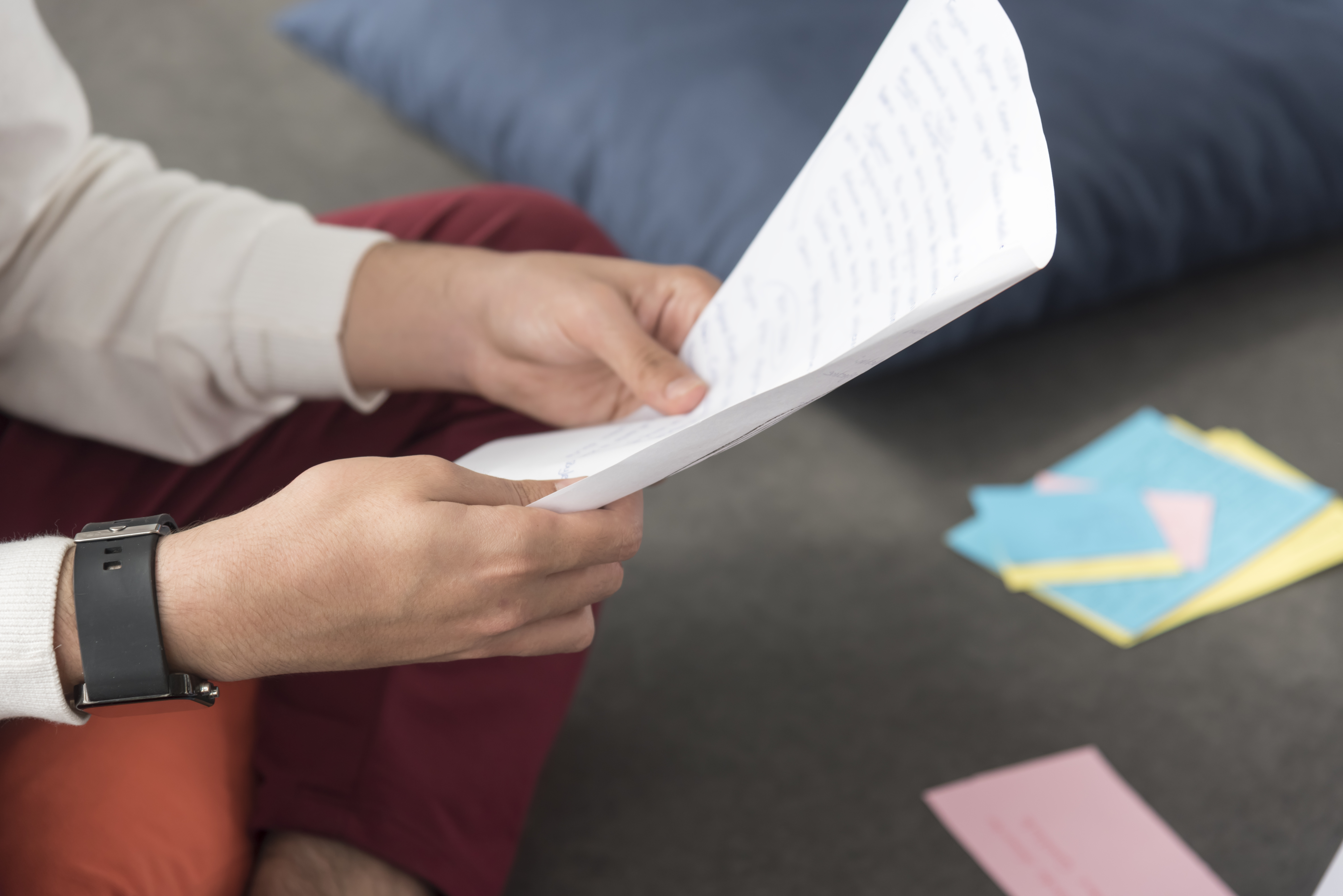 A man reading a letter | Source: Getty Images