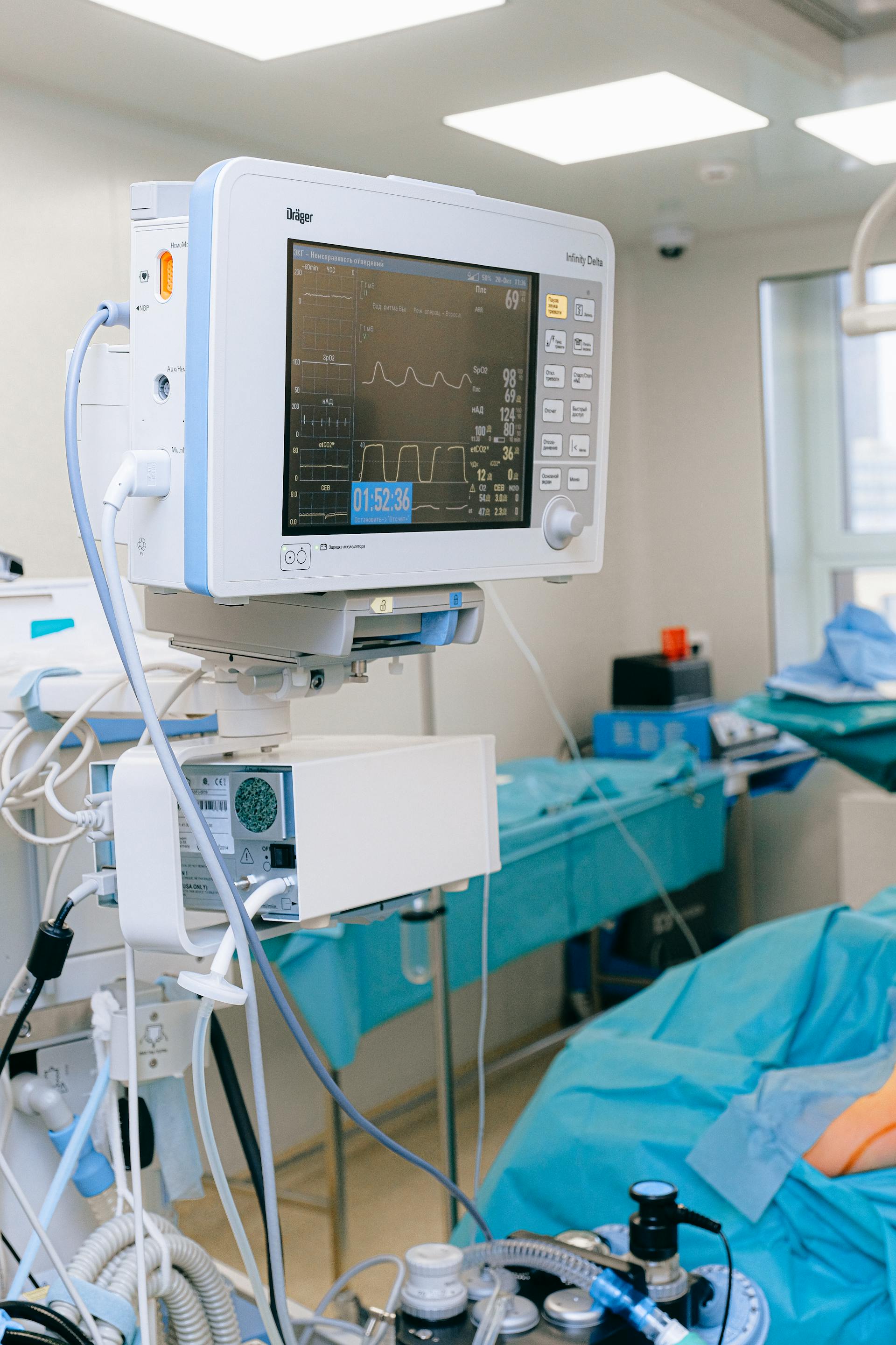 Medical equipment in a hospital room | Source: Pexels