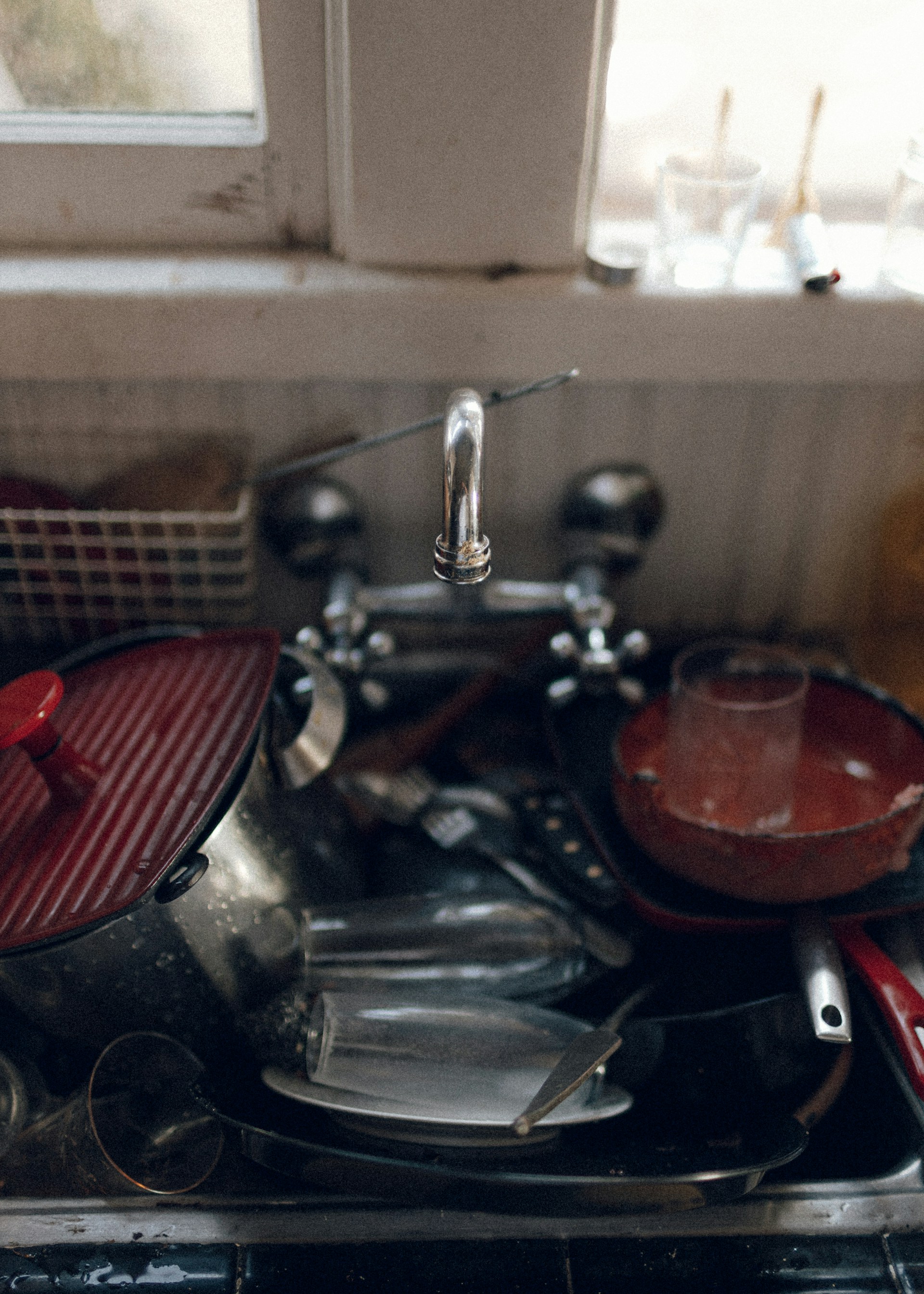 A kitchen sink overflowing with dirty dishes | Source: Unsplash