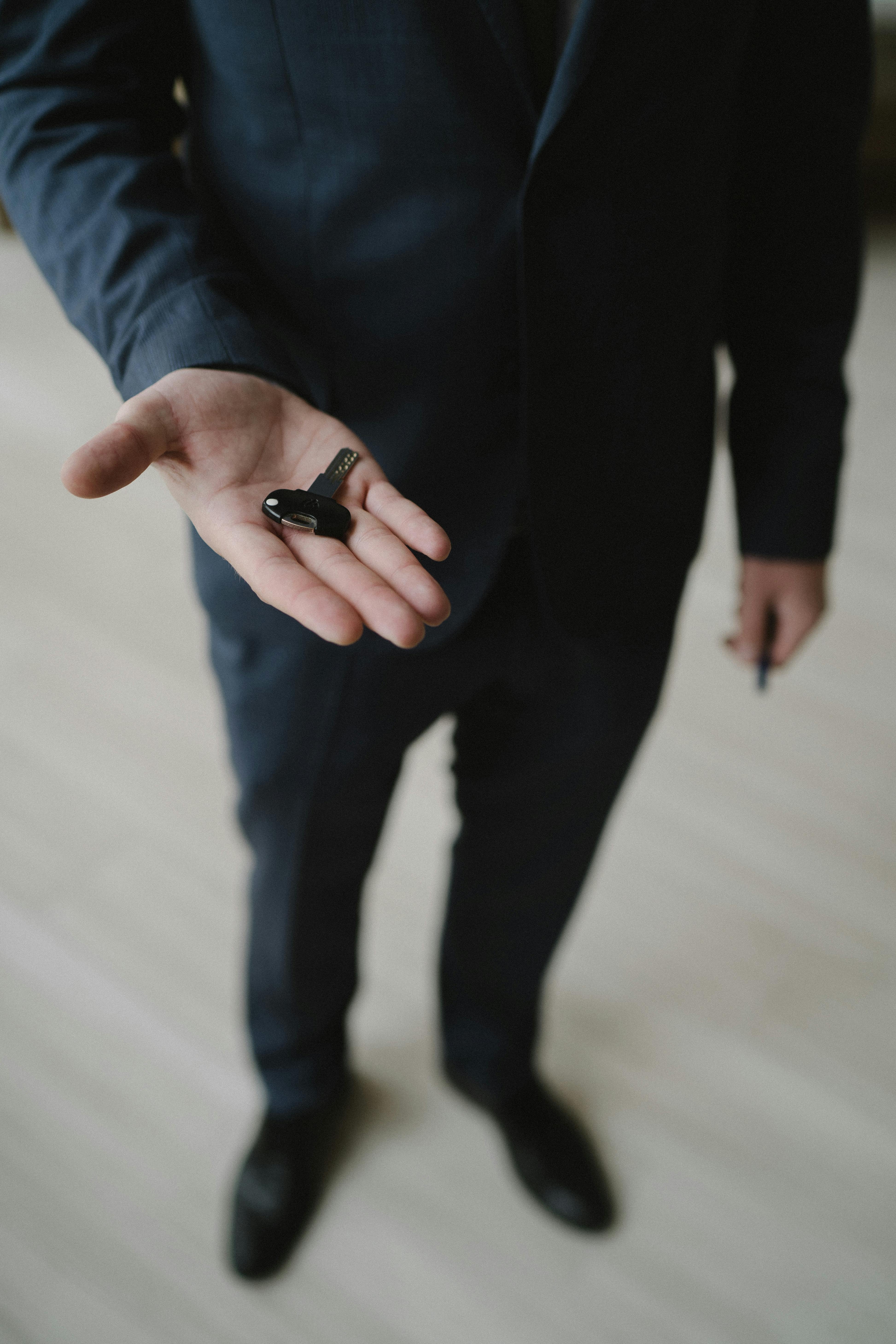 A man handing over a key | Source: Pexels