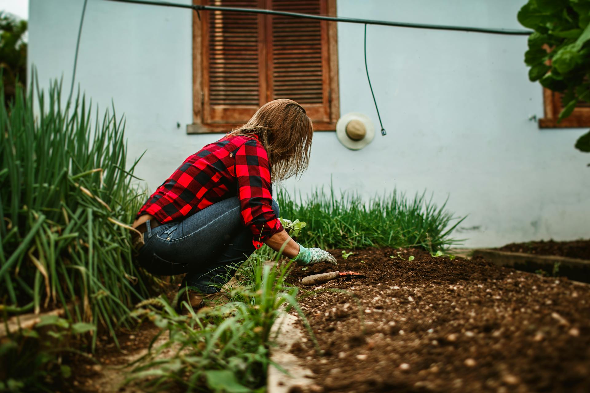 A woman working in garden | Source: Pexels