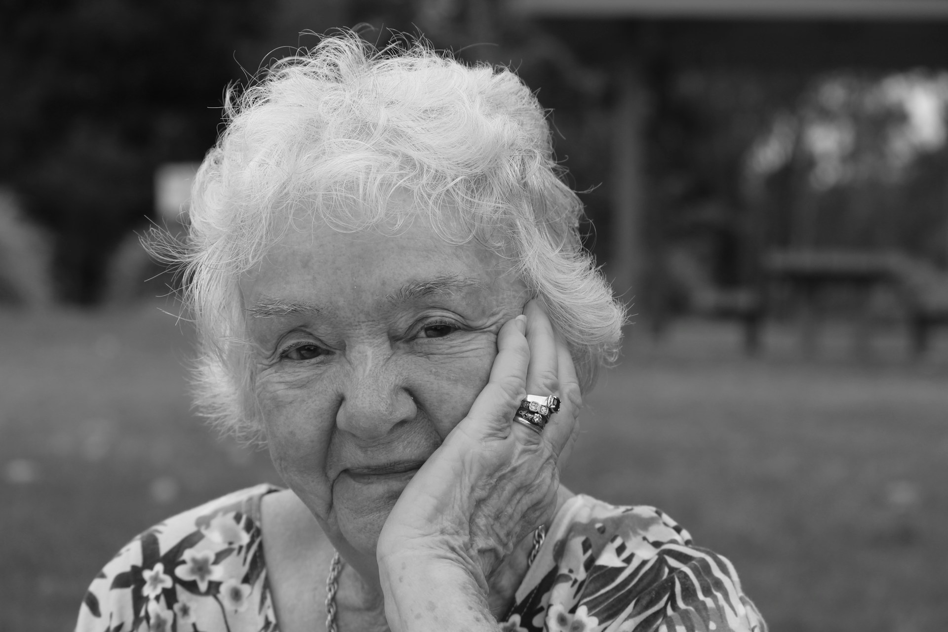 Grayscale shot of an elderly woman | Source: Unsplash