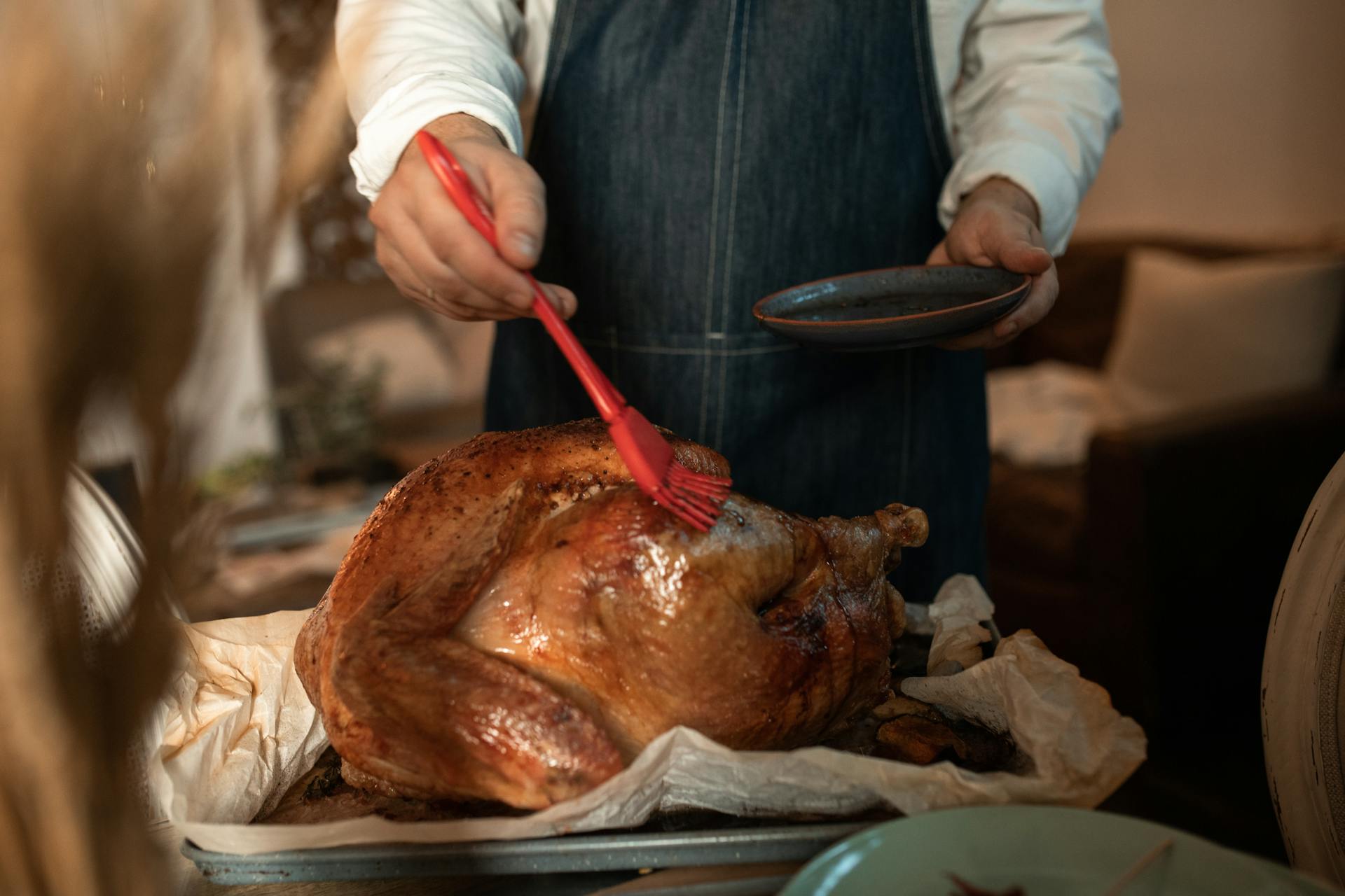 Una mujer preparando comida | Fuente: Pexels