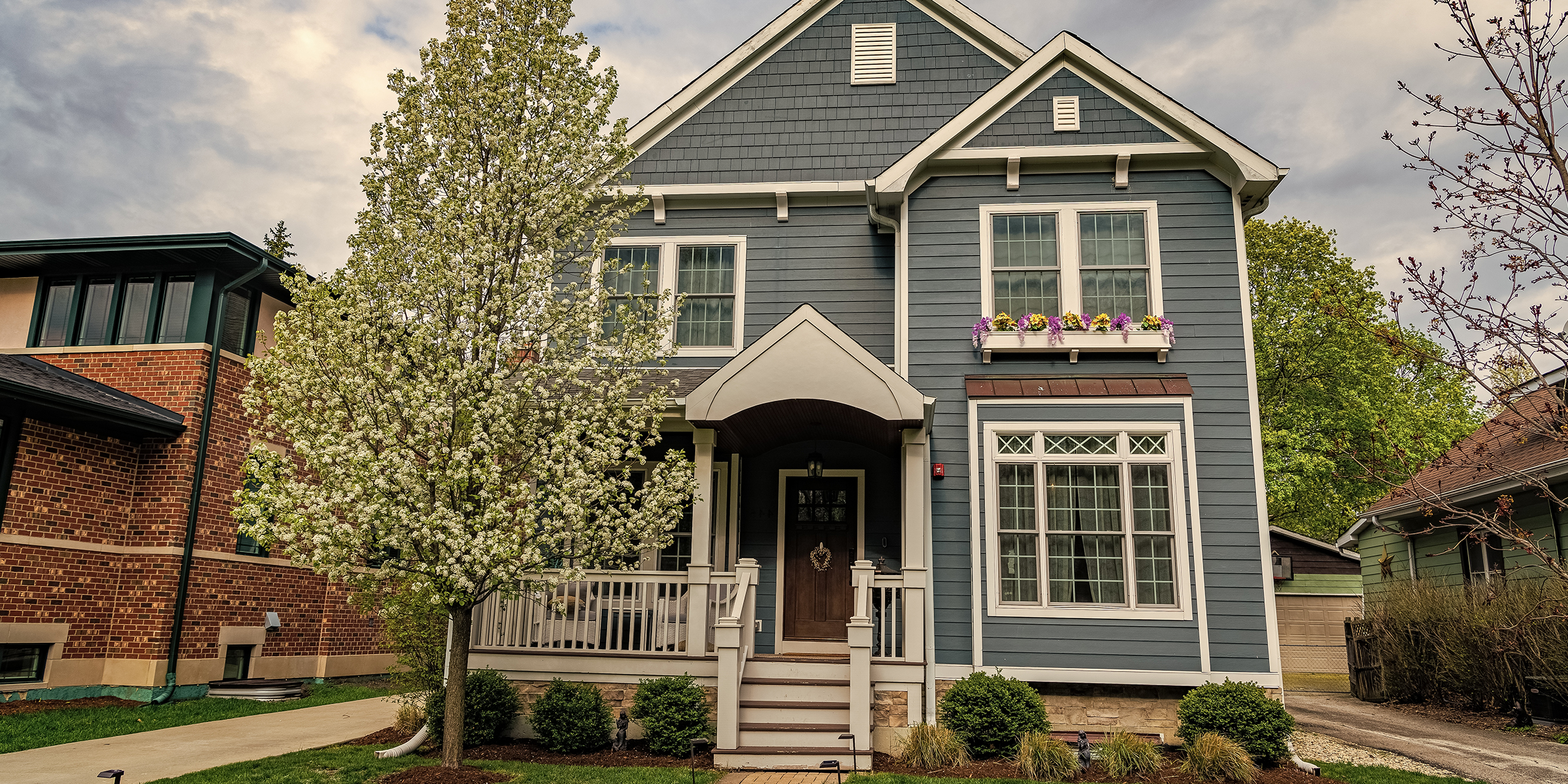 Front view of a house in a neighborhood | Source: Shutterstock