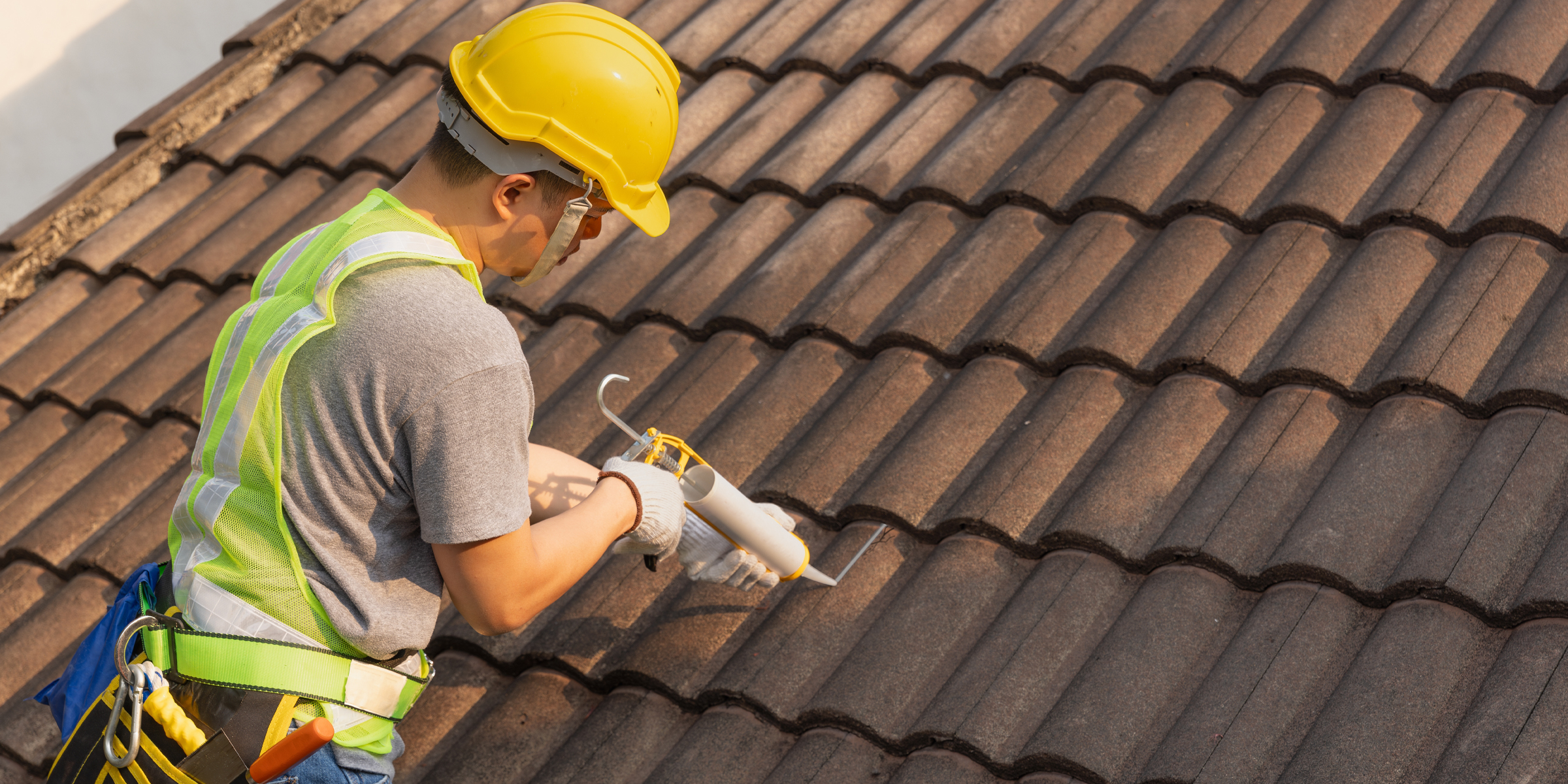 A man working on a roof | Source: Shutterstock