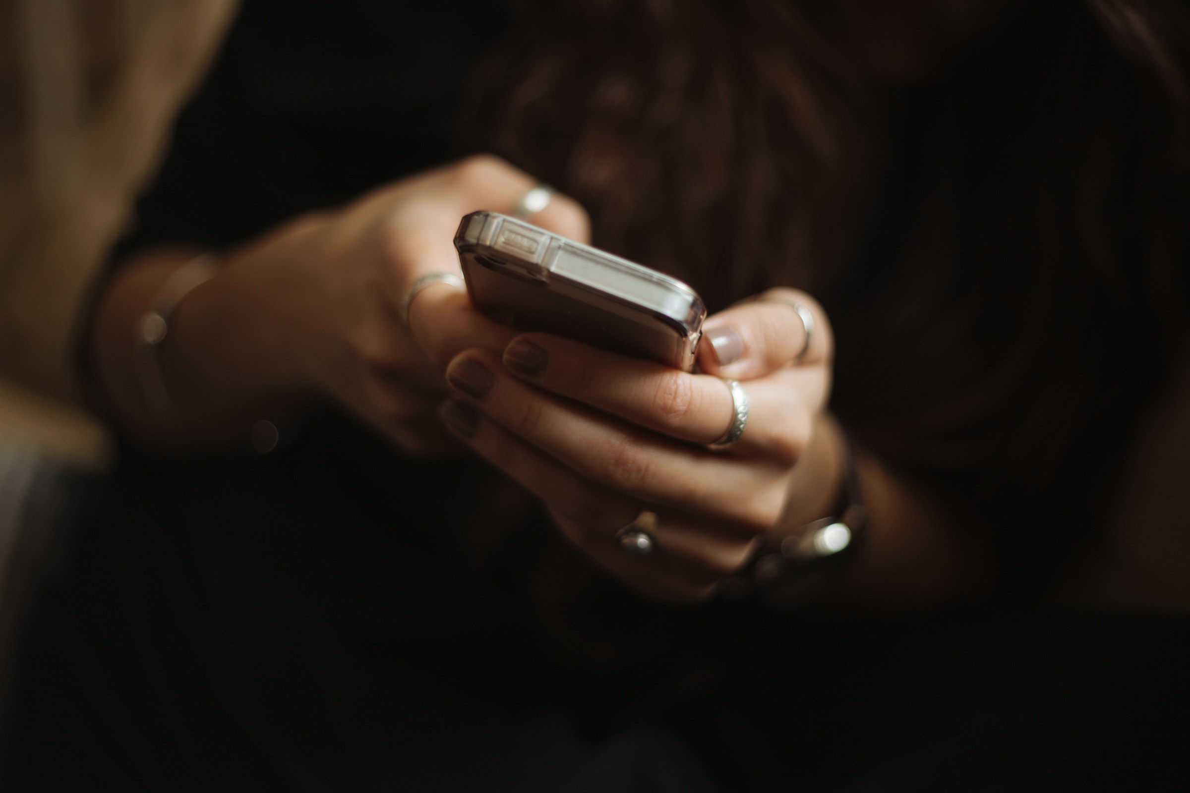 A closeup of a woman using her smartphone | Source: Unsplash