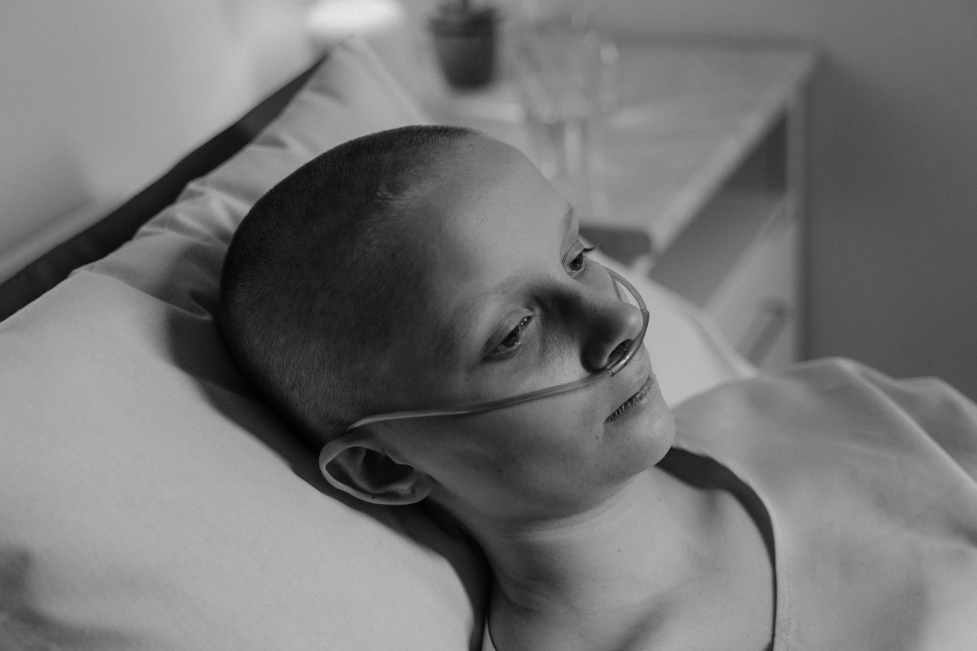A grayscale photo of a woman wearing a nose cannula | Source: Pexels
