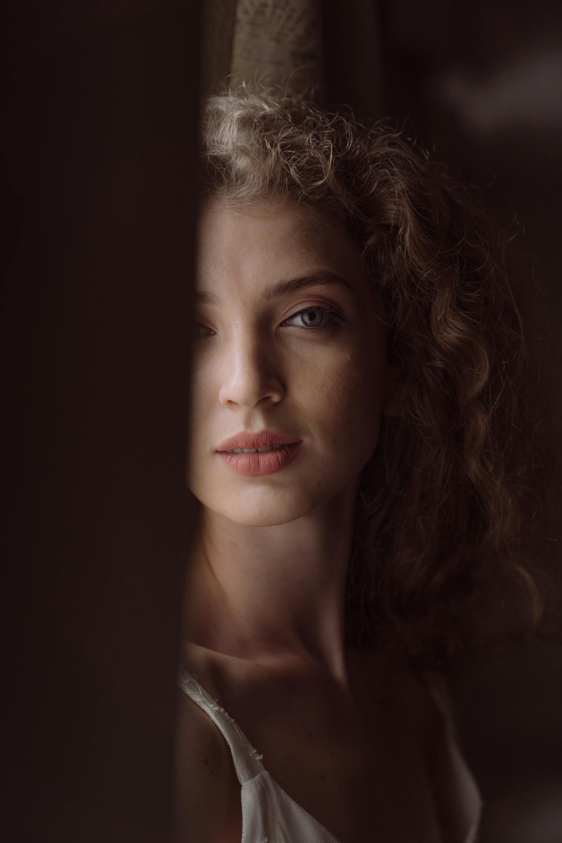 A woman staring at someone | Source: Pexels