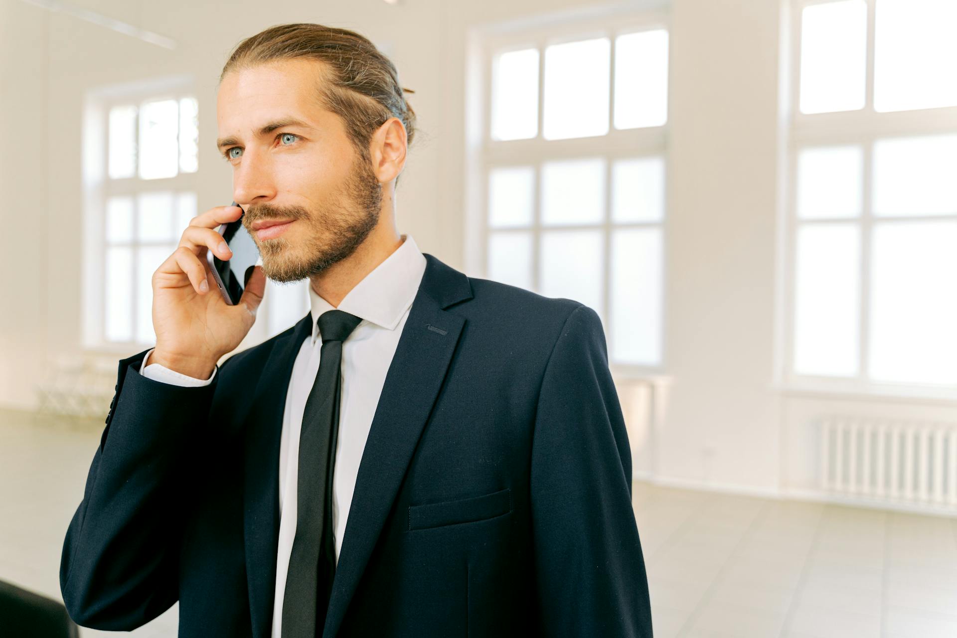 A rich man talking on the phone | Source: Pexels