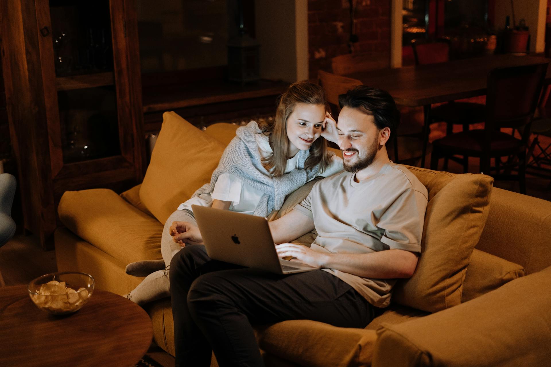 A couple relaxing together | Source: Pexels