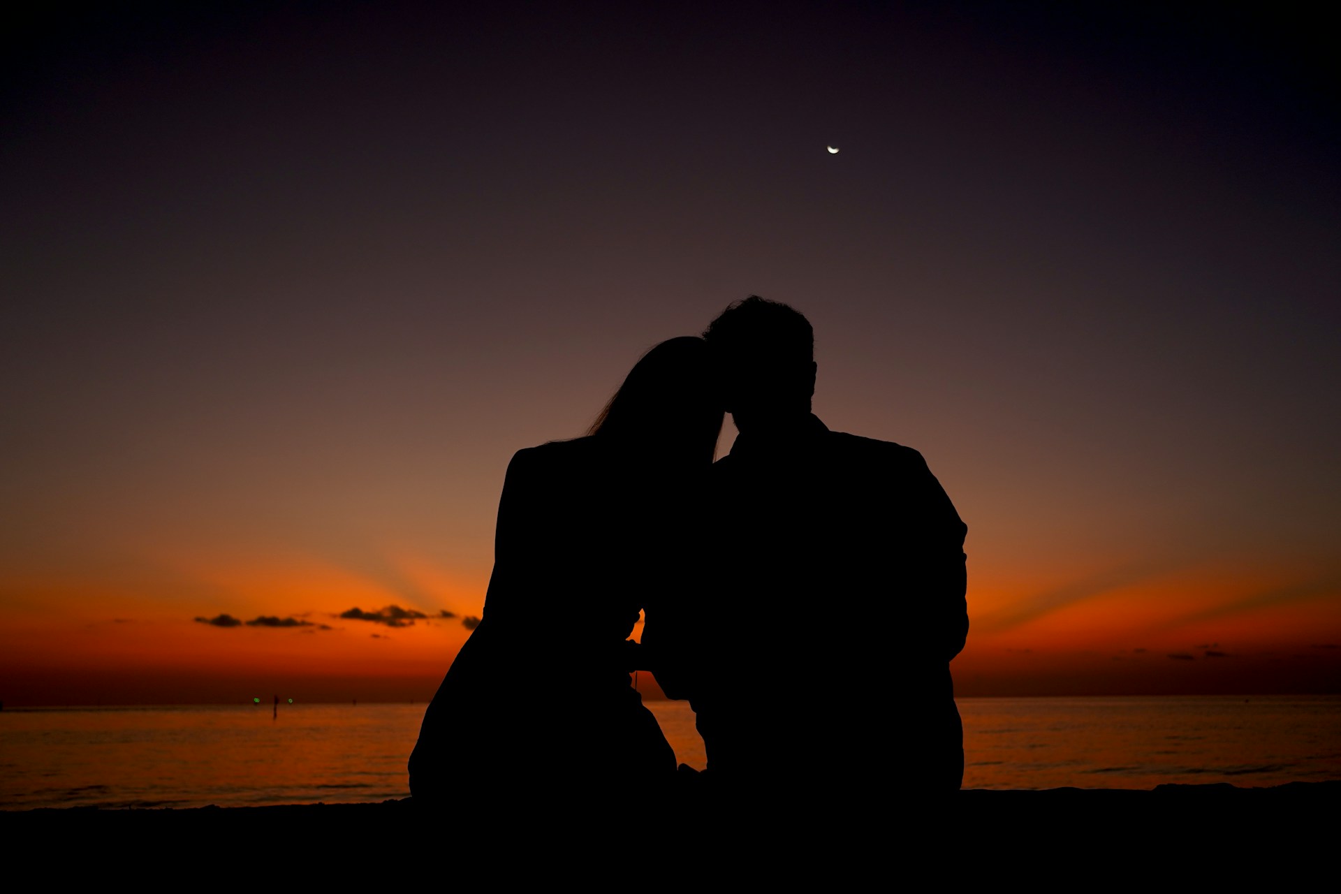 A young couple watching the sunset | Source: Unsplash