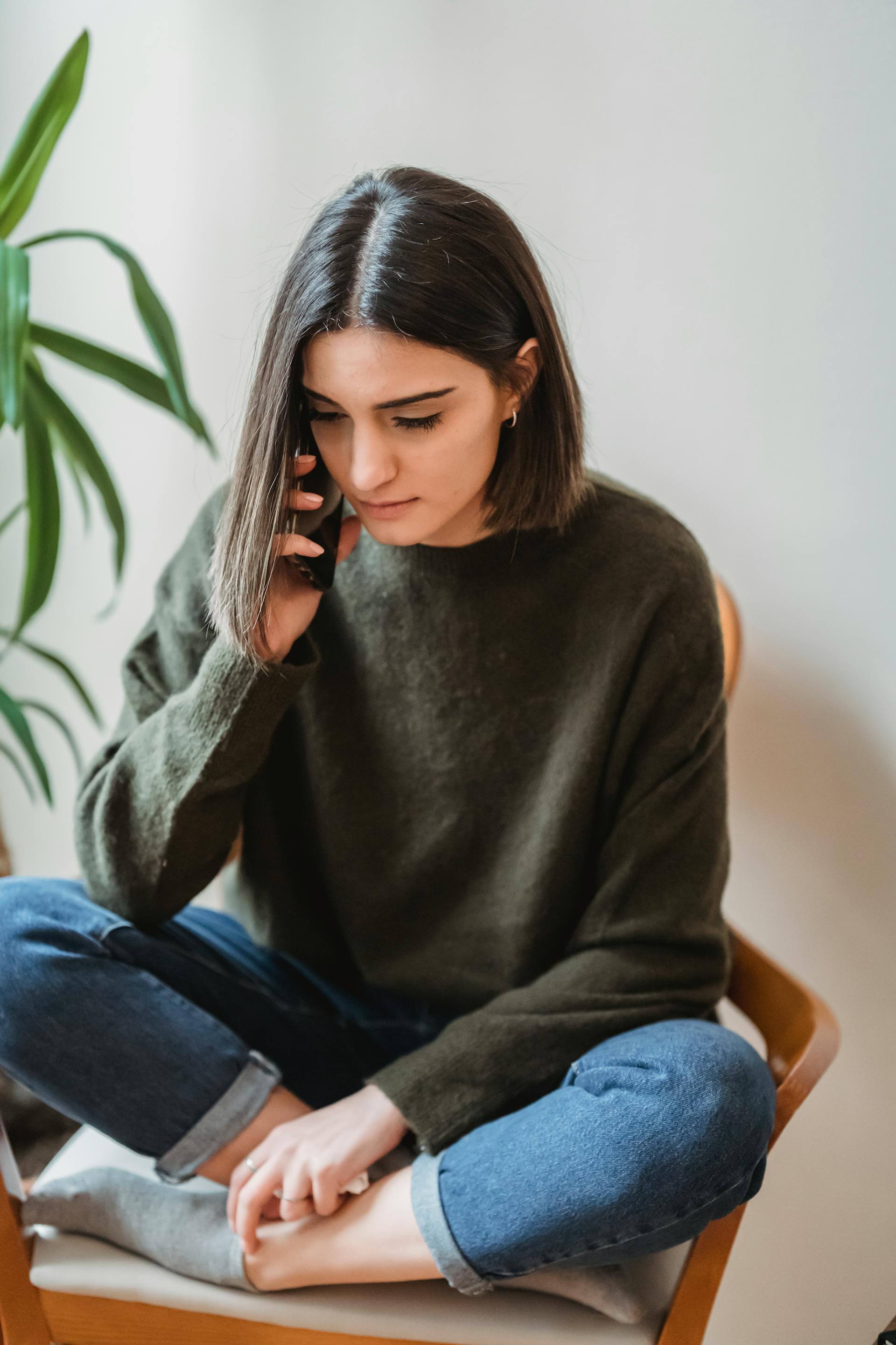 A woman speaking on her phone | Source: Pexels