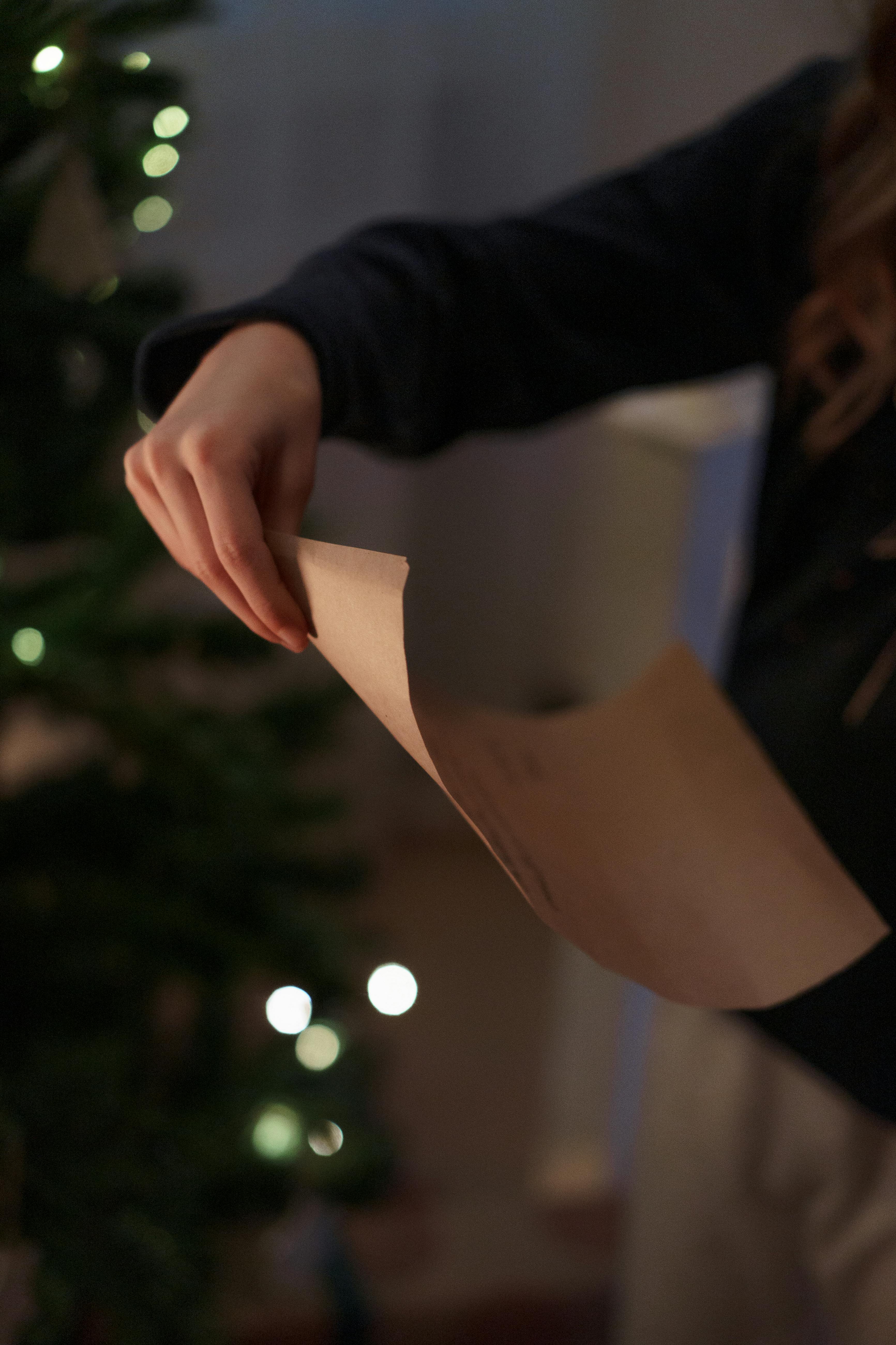 A woman reading a letter | Source: Pexels
