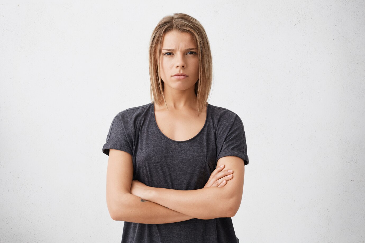 A serious woman with her arms crossed | Source: Freepik