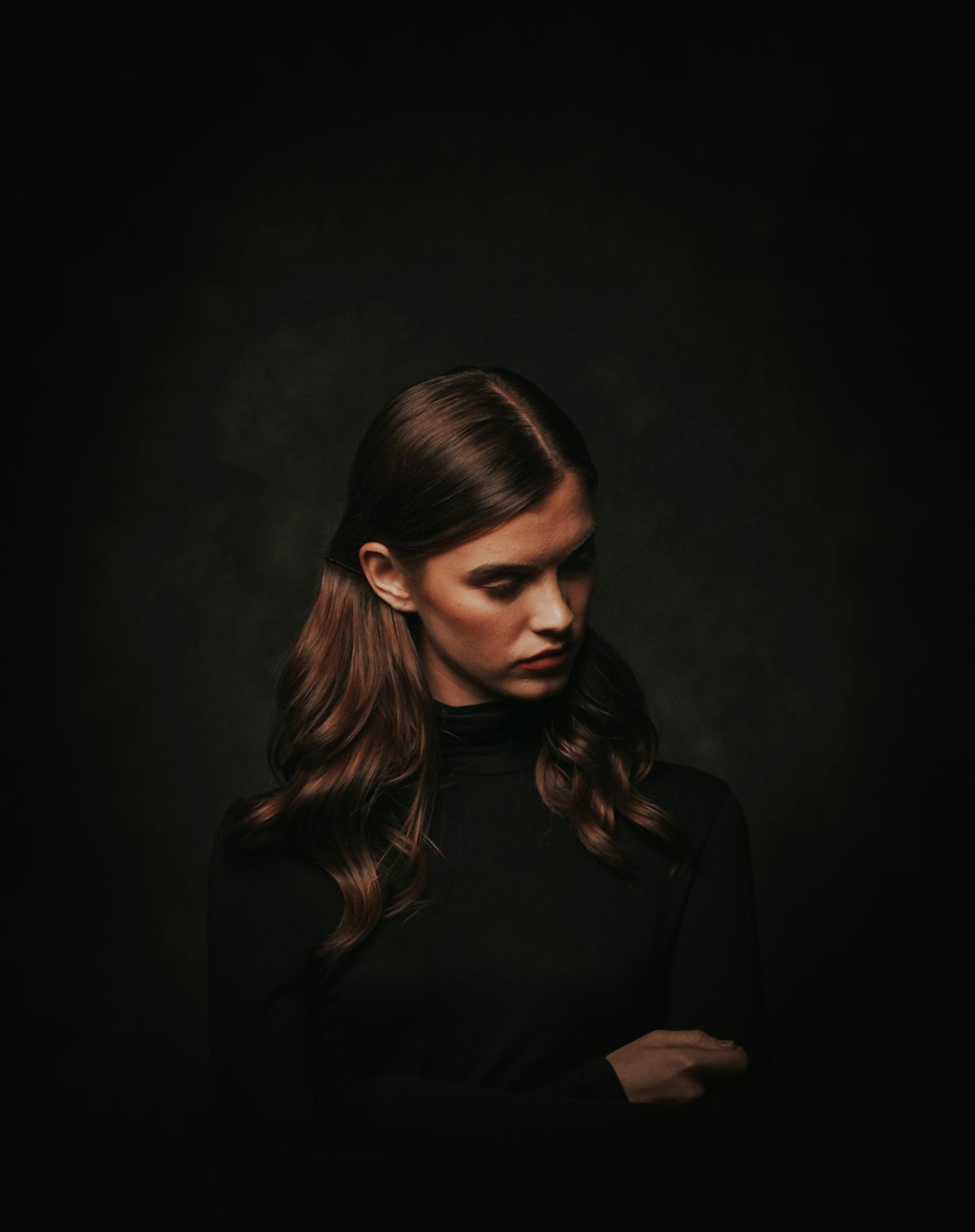 A woman with her arms crossed | Source: Pexels